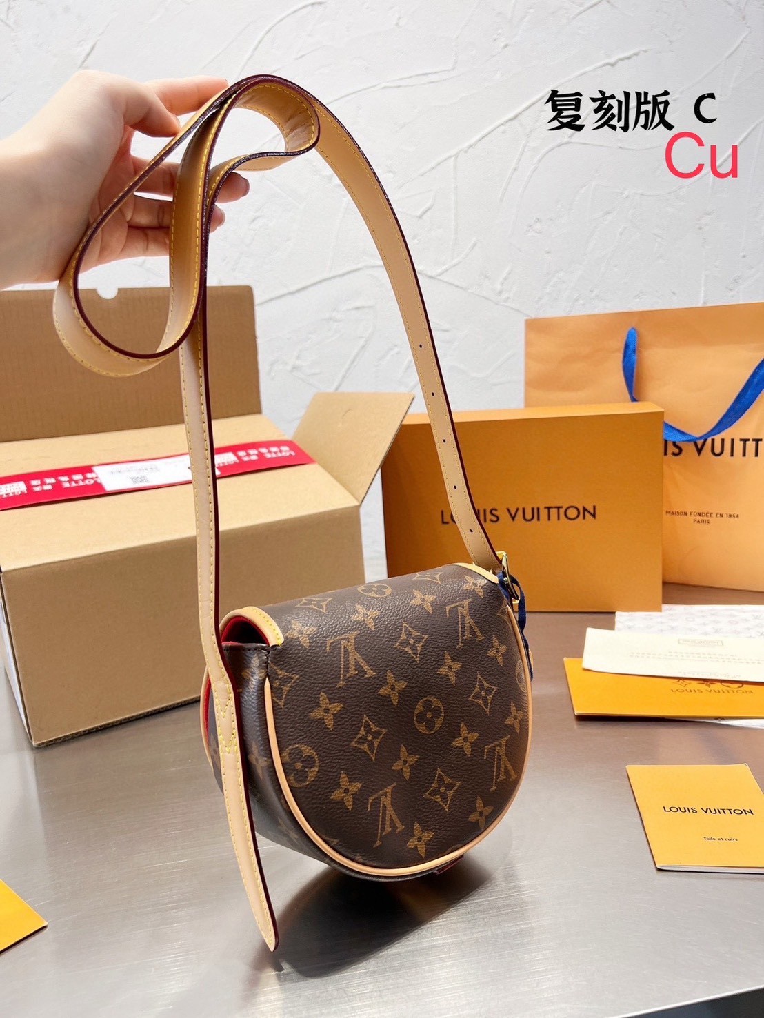 LV Tambourine Monogram Canvas Bag กระเป๋าสะพายทรงสวย ใบเล็กน่ารัก ดีไซน์คลาสสิค วัสดุหนังแคนวาส เปิด-ปิดกระเป๋าด้วยอะไหล่สายคาด สายสะพายในตัว ปรับได้