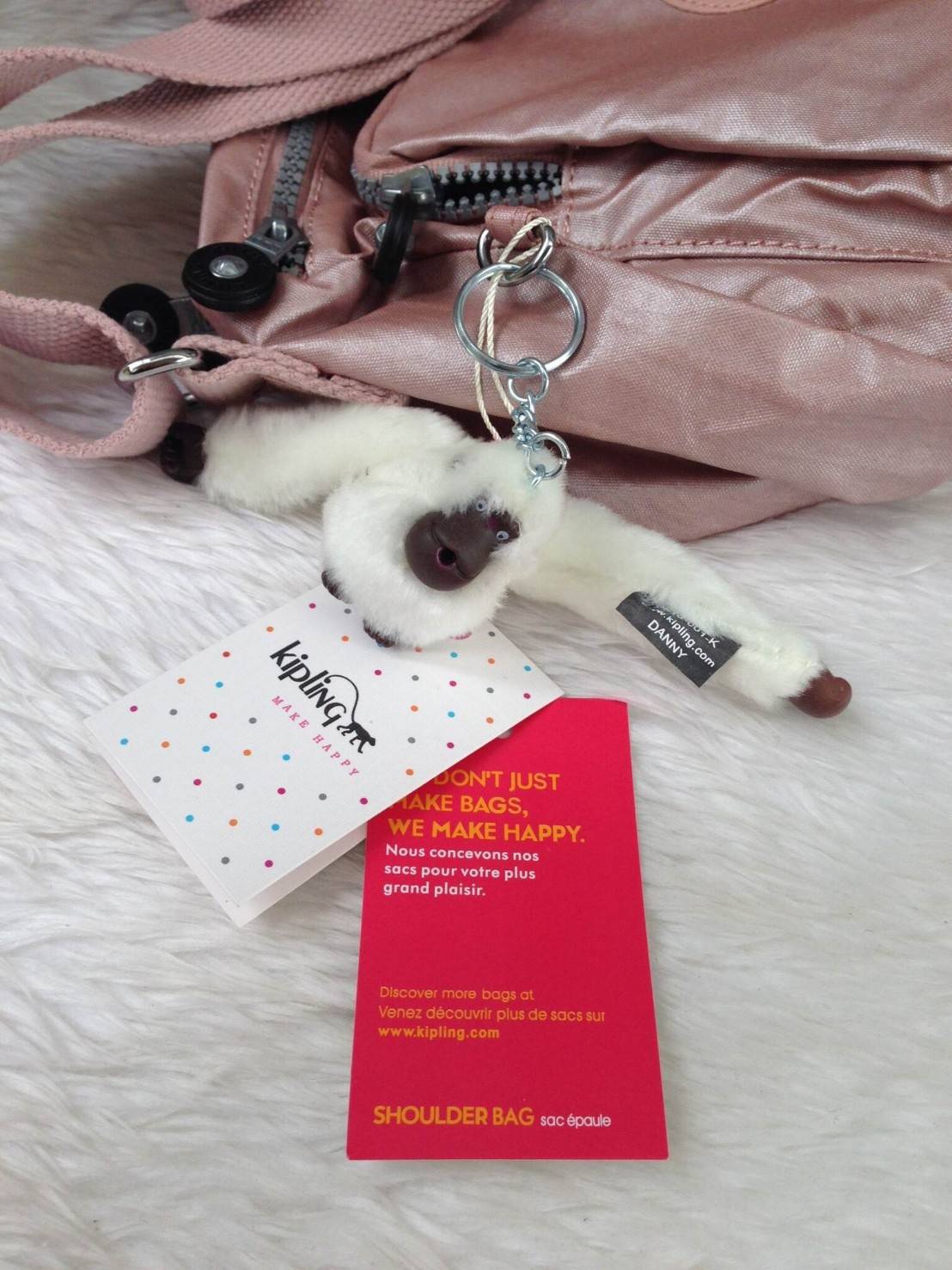 กระเป๋าสะพาย KIPLING รุ่น Reth วัสดุไนล่อนคุณภาพดี มาพร้อมดีไซน์ทันสมัย และสามารถใช้งานได้อย่างดี เข้ากับทุกการแต่งตัว โดดเด่นด้วยพื้นที่ภายในและช่องต่างๆ ที่ให้คุณจัดเก็บของสำคัญได้ครบถ้วน ไม่ว่าจะเป็นมือถือ ปากกา หรือไอเท็มจำเป็นของคุณ สายสามารถปรับและถ