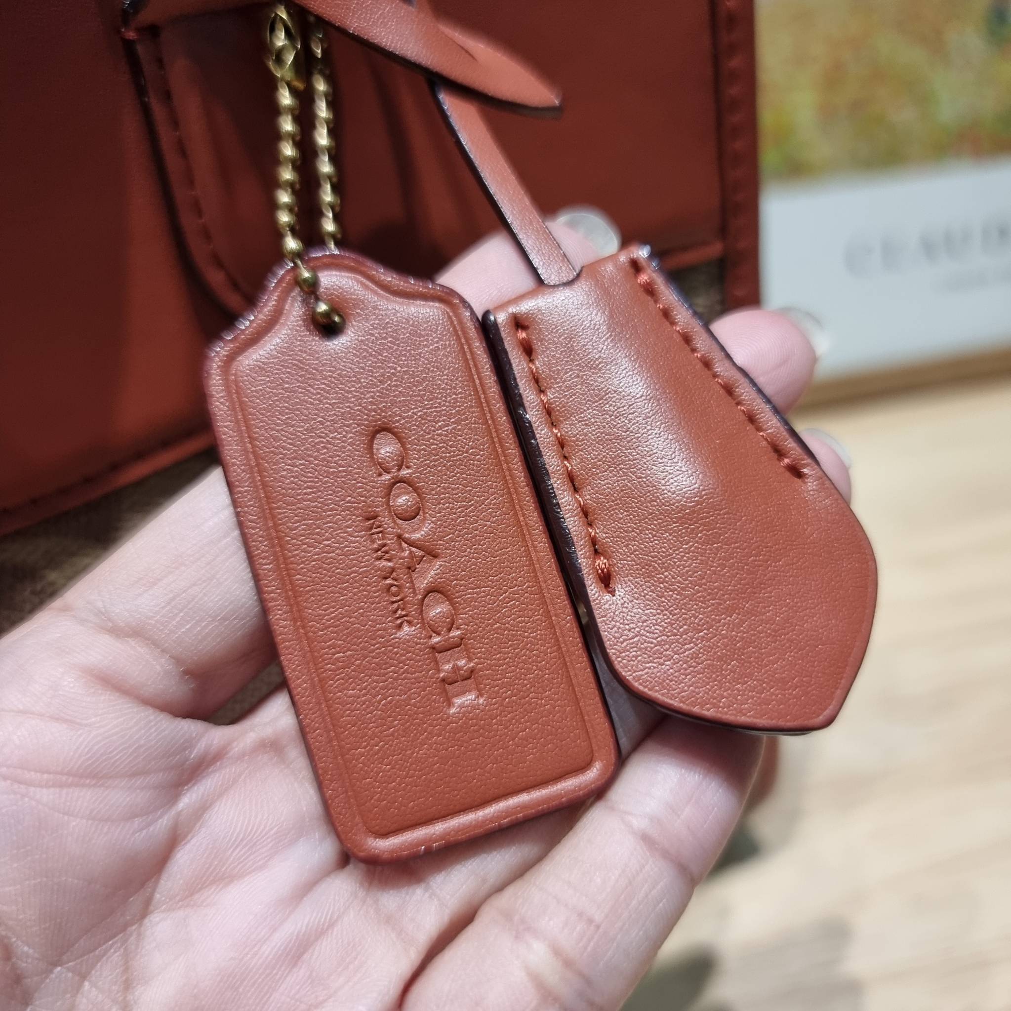 COACH brooke carryall in signature canvas CE733 ใหม่ล่าสุด อัพลุคคุณนายคุณหนูกันหน่อย กับกระเป๋าถือ/สะพายสุดหรู รูปทรงและดีไซน์ดูไฮน์มาก มีกุญแจล็อคซิปได้ วัสดุหนังแคนวาสตัดสลับหนังแท้ มีหูจับในตัว ภายในแบ่งสัดส่วนไว้อย่างดี ให้สามารถจัดเก็บของได้อย่างมีร