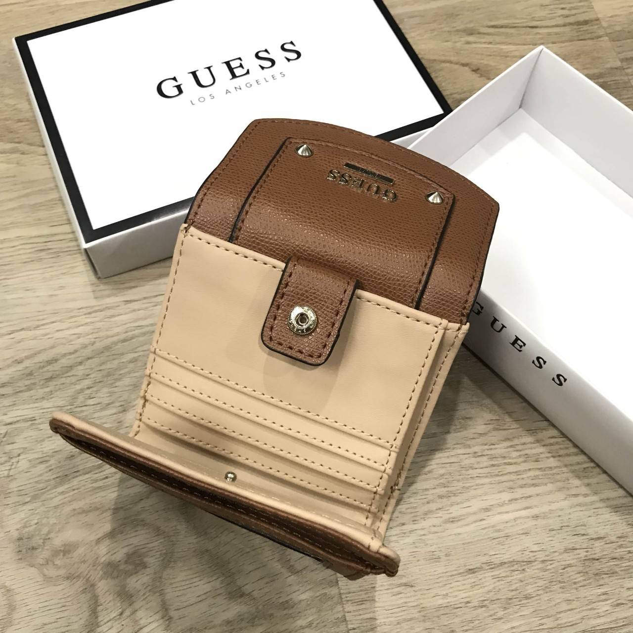GUESS FACTORY WOMEN'S SHORT WALLET New arrival! กระเป๋าสตางค์ใบสั้นรุ่นแนะนำ หนังสวยอยู่ทรง ด้านหน้าประดับโลโก้แบรนด์ ภายในมีช่องใส่ธนบัตร 2 ช่อง มีช่องใส่รูป, บัตร และช่องใส่เหรียญค่ะ