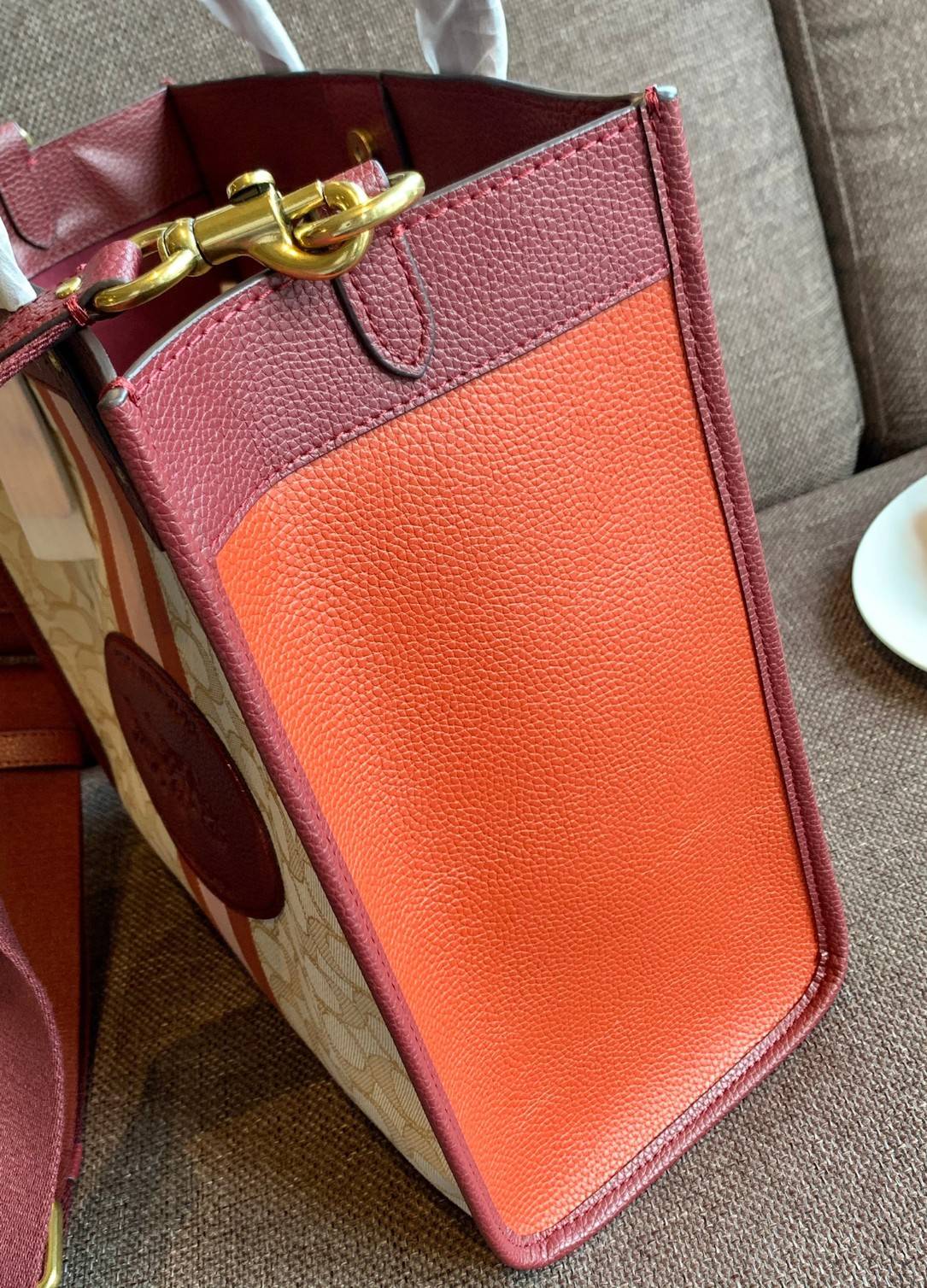 Coach 5868 Field Tote In Signature Jacquard With Horse And Carriage Prints 📣พร้อมส่ง ยังไม่เข้าไทยจ้าา!! กระเป๋าทรงTote สูง ใบใหญ่ วัสดุJacquard+หนังแท้ อย่างดี ได้ลงตัวแมทกันสวยงามมากๆค่ะ ด้านหน้าตัดแทบสีตรงกลางยาวลงมาบวกกับป้ายแบรนด์หนังตัวใหญ่ด