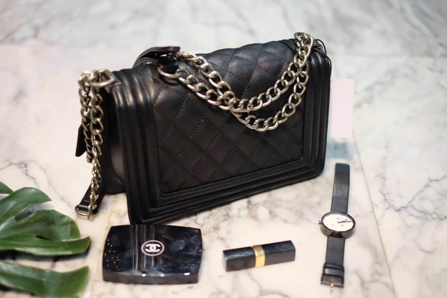 ทางร้าน ได้กระเป๋า จากแบรนด์ KEEP ทรงเดียวกับ Chanel boy เลย รุ่น KEEP shoulder Luxury Quited bag สวย หรู เท่ มากๆ เลยน๊า กระเป๋าอยู่ทรง #หนังแกะสังเคราะห์นิ่มตึงสวยมากคะ สายโซ่ มีที่รองไหล่ สะพายสบายคะ สายปรับ สั้น ยาวได้คะ #ใบจริงสวยมาก เข้ากับชุดได้ง่า
