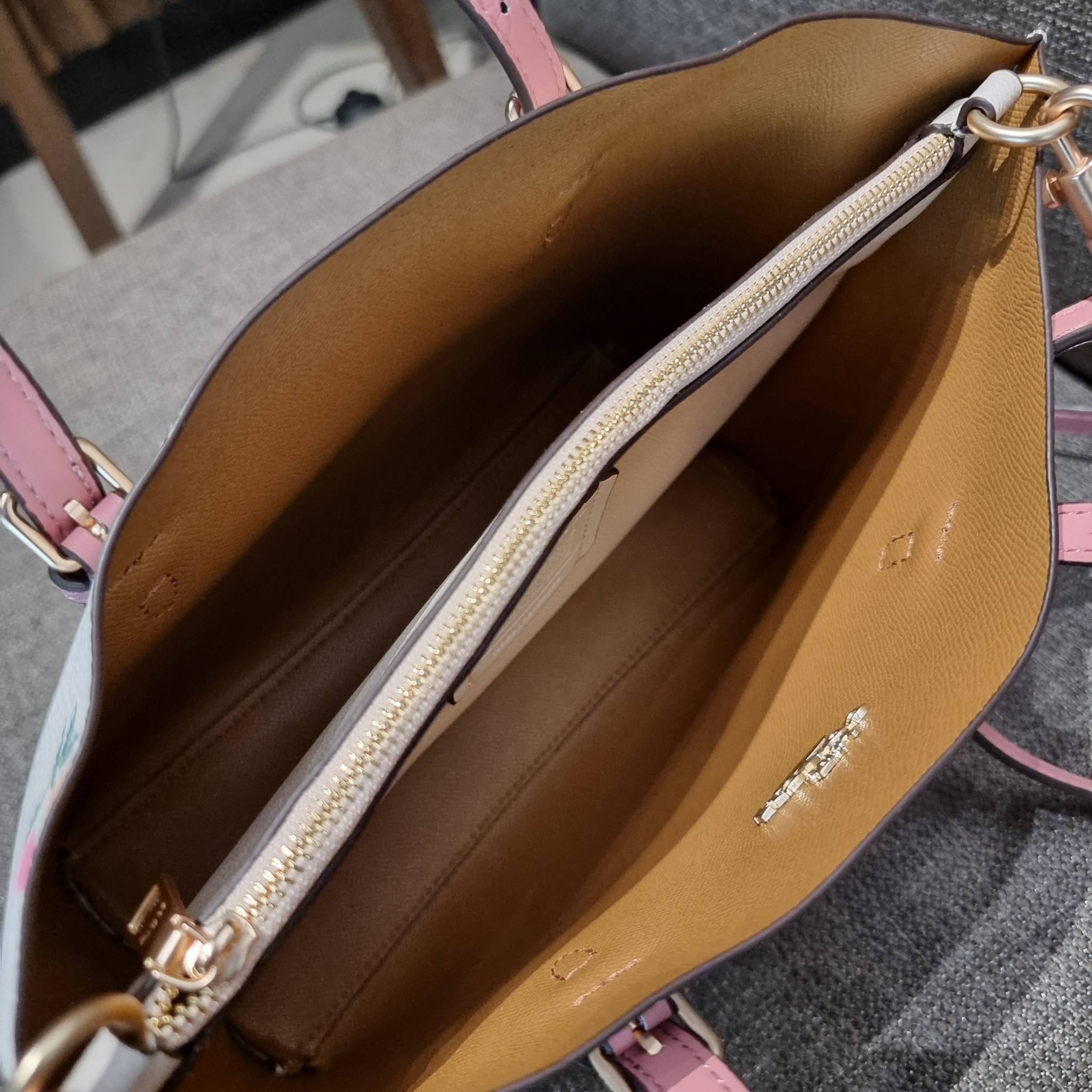 COACH C4084 MOLLIE TOTE 25 WITH HEART FLORAL ดีไซน์ใหม่ล่าสุด กระเป๋าโท้ทไซส์เล็กที่สาวๆต่างก็ต้องปักใจรัก รอบนี้น้องถูกเติมแต่งลวดลายดอกไม้ เพิ่มดีเทลความน่าใช้ไปอีก วัสดุหนัง pepble เรียบหรูดูดีม้าก!! ภายในโล่งกว้าง มีช่องซิปกลางใส่ของได้ ขนาดกำลังดีแบบ