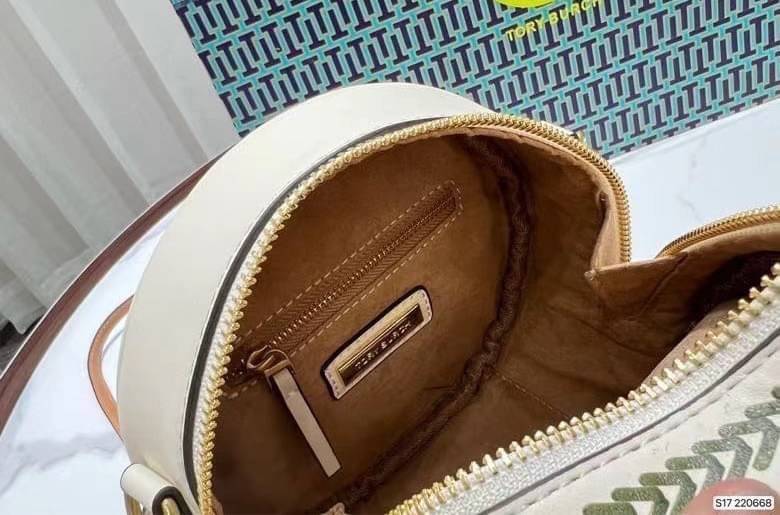 TORY BURCH MINI T MONOGRAM FLORAL BAG / Tory Burch crossbody Bag คอลเลคชั่นใหม่ พร้อมเสิร์ฟความสวยให้ถึงบ้าน!! กระเป๋าทรงยอดนิยม ไซส์มินิ ดีไซน์ใหม่ล่าสุด สไตล์งานคราฟ มีลูกเล่นประดับดอกไม้กับตัวกระเป๋า วัสดุผ้า jacquard ตัดสลับหนัง ภายในโล่งกว้าง ใส่ของส