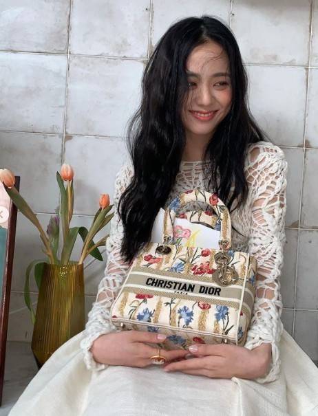 DIOR WOMEN MEDIUM LADY D-LITE BAG VIP GIFT WITH PURCHASE (GWP) พรีเมี่ยมกิ้ฟ Limited Edition จาก DIOR DUTYFREE COUNTER วัสดุหนังแท้ Calfskin หุ้มด้วยผ้า Cannage อีกชั้นและปักลวดลาย 'Dior Palm' กระเป๋า Lady D-Lite ผสมผสานความสง่างามและคลาสสิกที่เ