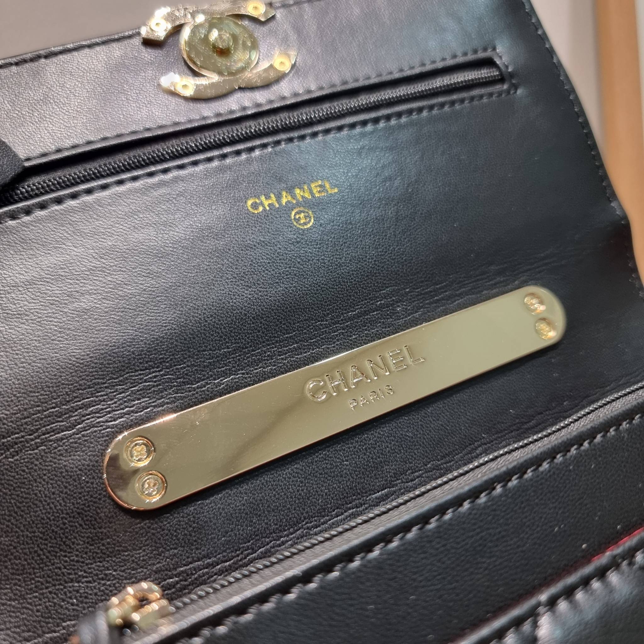 CHANEL woc with top handle black / CHANEL WALLET ON CHAIN กระเป๋าสะพายข้างไซส์กำลังดี สวยหรู ดีไซน์คลาสสิคผสานกิมมิคประจำแบรนด์ ทำให้ไอเท็มนี้เพิ่มมูลค่าขึ้นไปอีก สร้างสรรค์ตัวกระเป๋าด้วยหนังแกะ สัมผัสสบายมือ ใช้งานสะดวกด้วยกระดุมแม่เหล็ก ภายในกระเป๋าแบ่ง