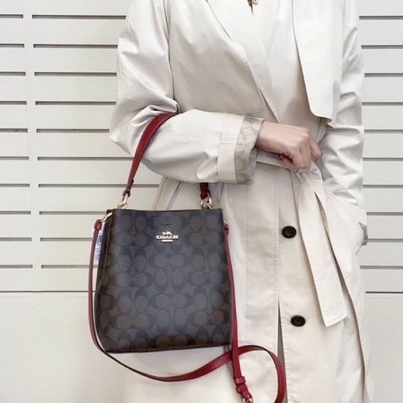COACH 2312 SMALL TOWN BUCKET BAG IN SIGNATURE CANVAS รุ่นยอดนิยมใบเล็กมาครบสีแล้วจ้า กระเป๋าทรงบัคเก็ต สีผู้ดี๊ผู้ดี ตัวกระเป๋าดีไซน์คลาสสิคลายซี ดูโดดเด่น วัสดุหนังแคนวาสเคลือบลาย สวยคมทุกมุมจริงๆ!! เปิด-ปิดด้วยกระดุมแม่เหล็กทั้ง 2 ฝั่ง ภายในเป็นช่องโล่ง