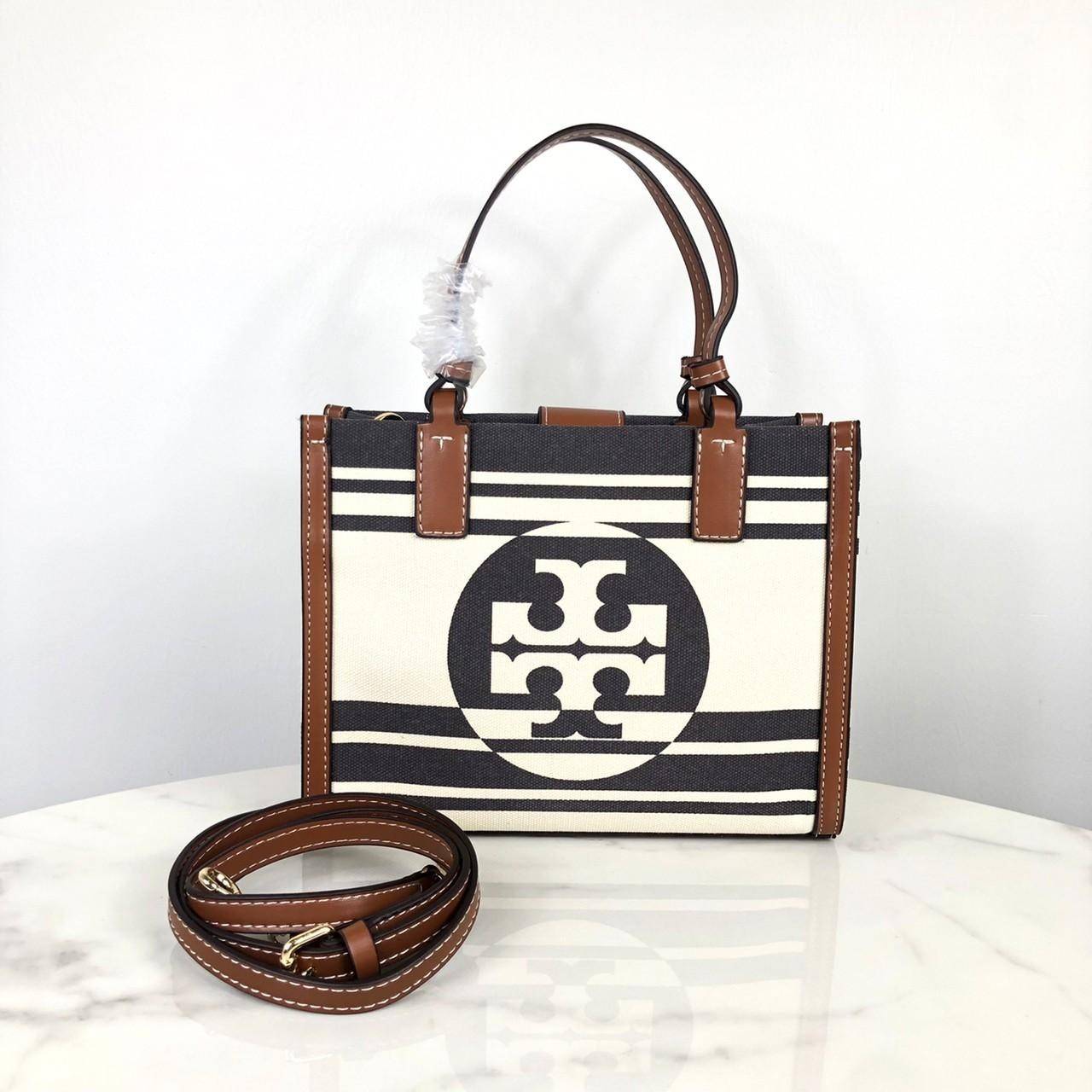 TORY BURCH Ella Mini Stripe Jacquard Tote / TORY BURCH TOTE กระเป๋าถือ หรือสะพาย TORY BURCH เปิด - ปิดกระเป๋าด้วยแม่เหล็ก ด้านในมีช่องซิป 1 ช่อง ช่องใส่ของ 1 ช่อง หูจับสูง 13 cm มาพร้อมสายสะพายยาว สามารถถอดและปรับได้ 3 ระดับค่ะ