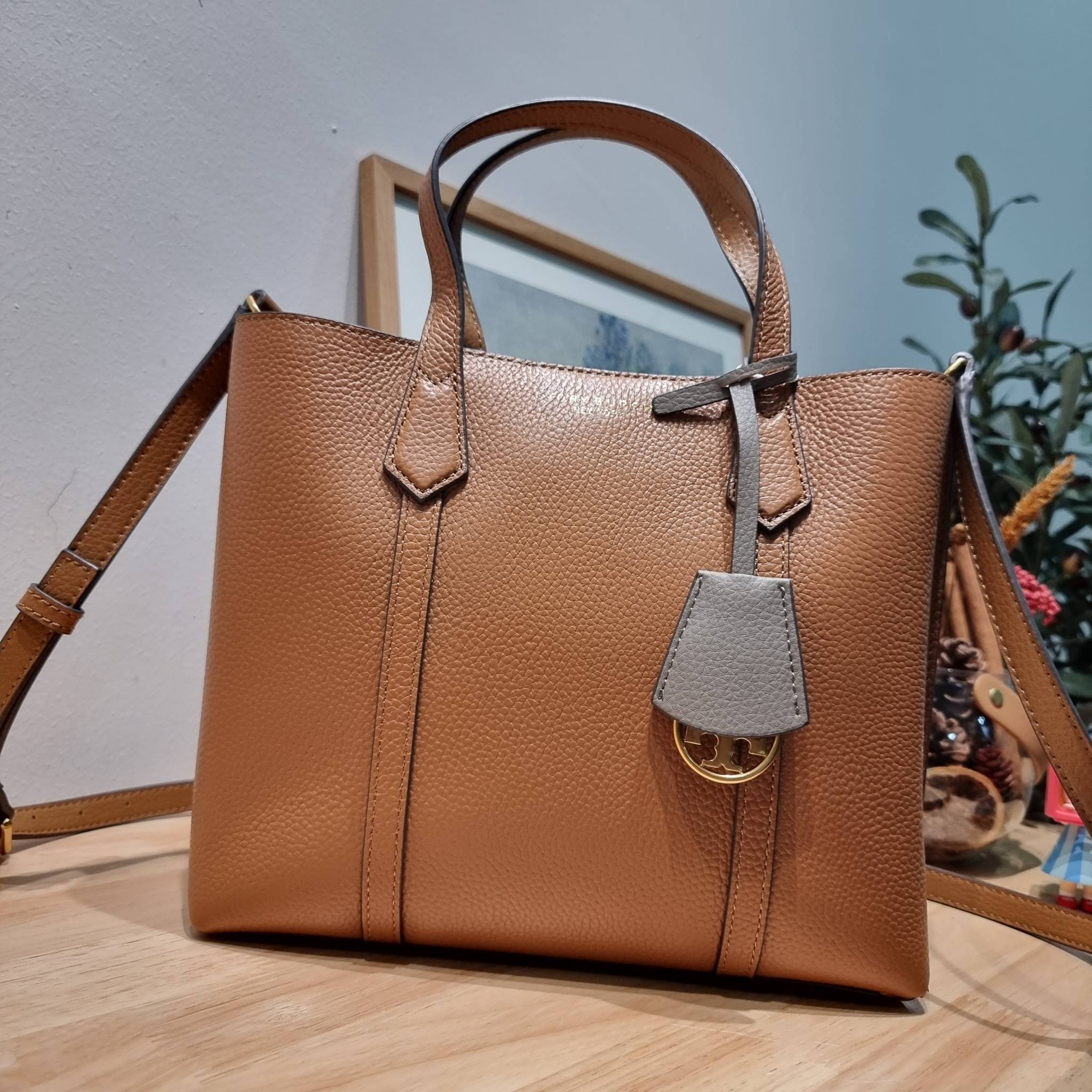 TORY BURCH PERRY SMALL TRIPLE COMPARTMENT TOTE BAG กระเป๋าโท้ทขนาดเล็ก รุ่นขายดี ทรงสวย ดีไซน์ออกมาให้ใช้งานได้ทุกลุค ทุกโอกาส