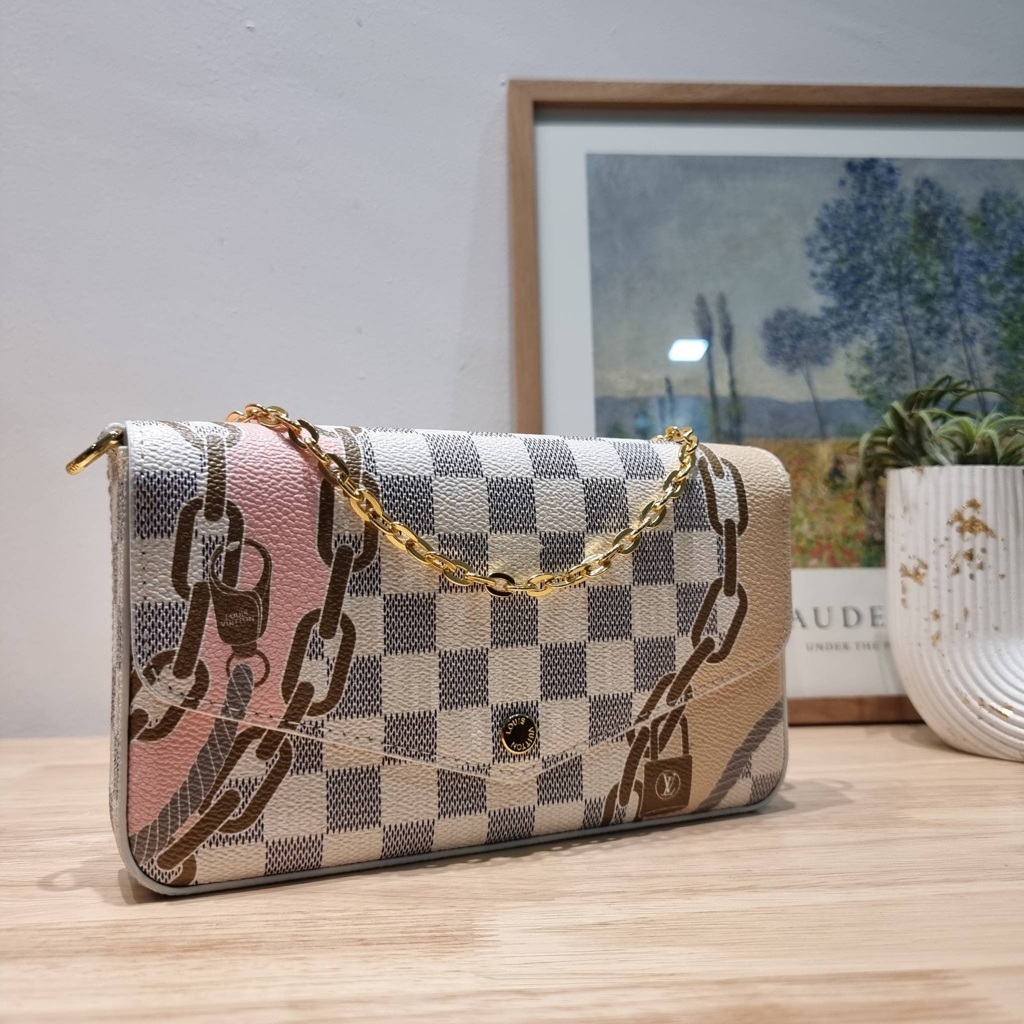 LV Felicie Pochette Damier Azur Canvas - Wallets and Small Leather / LV DAMIER AZUR POCHETTE WITH NAUTICAL PRINT เป็นหนึ่งคอลใหม่ที่มอบสีสันสดใสรับ summer ได้ดี กับกระเป๋าสะพายทรงพอช ดีไซน์ออกมาให้ใช้งานได้หลากหลาย