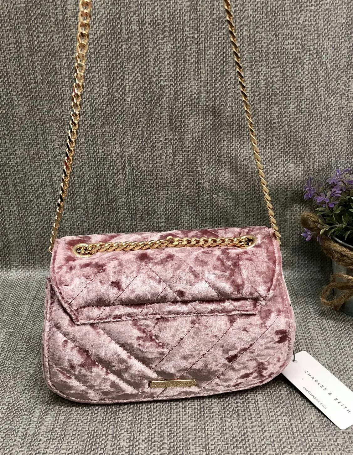 CHARLES & KEITH TASSEL DETAIL SHOULDER BAG กระเป๋าสะพายข้าง ทรงน่ารัก ด้านหน้ามีพู่ห้อย เปิดปิดกระเป๋าแบบแม่เหล็ก ด้านในโล่ง มีช่องซิป 1 ช่อง และช่องใส่บัตรได้ 3 ช่องค่ะ สายสะพายโซ่สีทองหรูหราค่ะ