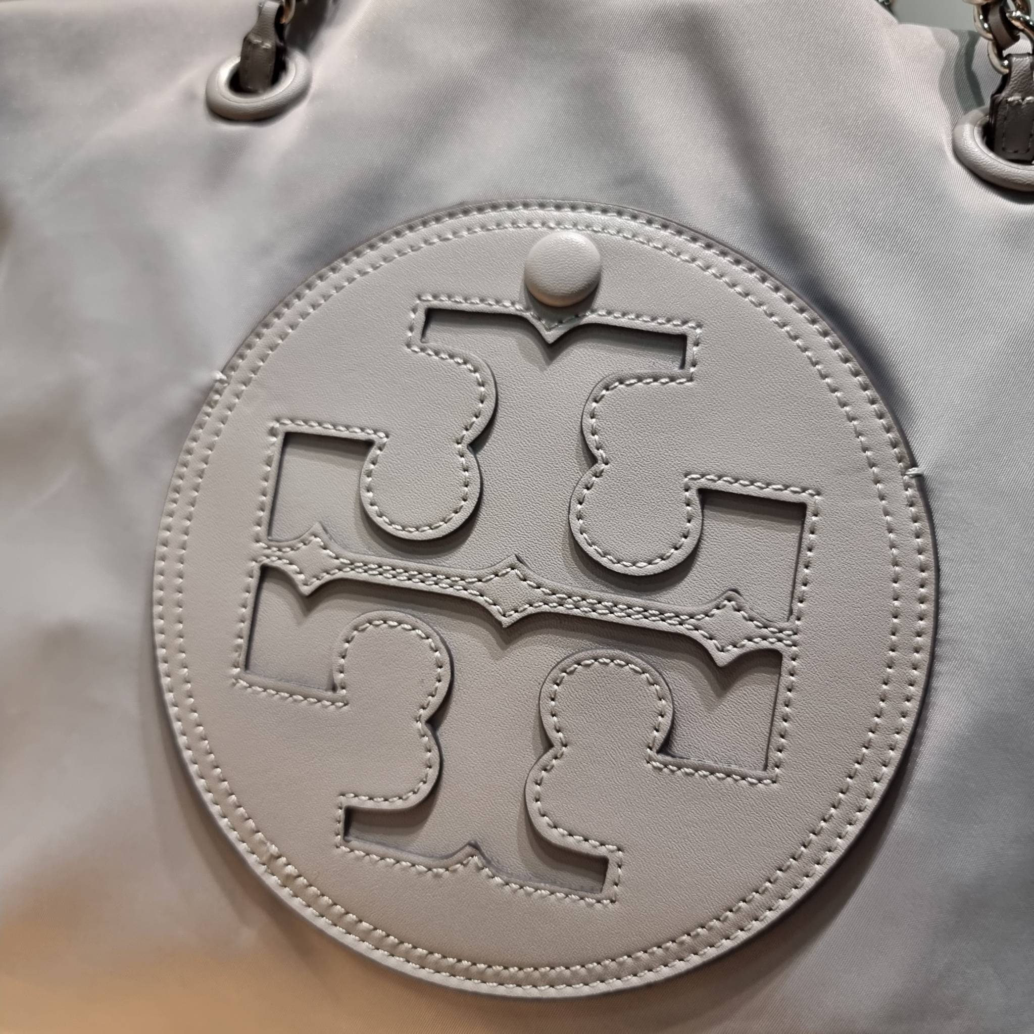 TORY BURCH Ella Chain Tote Bag / TORY TOTE NYLON BAG พร้อมส่ง 4 สี กระเป๋าสะพายทรงโท้ทใบใหญ่ จุของไปเลยแน่นๆ รูปทรงคลาสสิคชวนใช้ โดดเด่นด้วย patch โลโก้ แนะนำรีบสั่งใช้ไปสวยก่อนใครได้เลยน้า