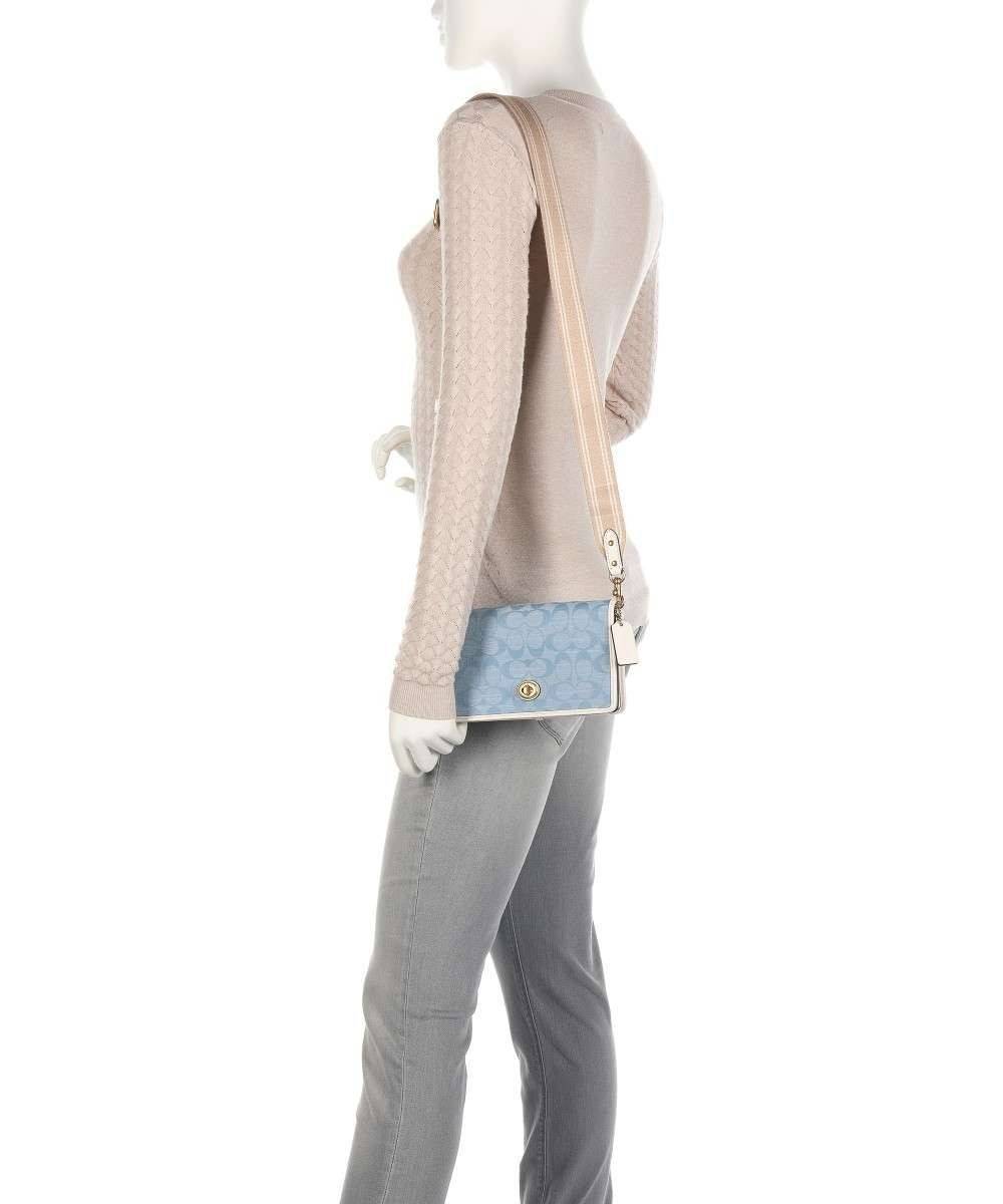 COACH C3824 FOLDOVER CROSSBODY CLUTCH IN SIGNATURE JACQUARD คลัทช์เก๋ๆที่สาวๆตามหา 2IN1 ไปอีกหนึ่ง!! กระเป๋าสะพายทรงคลัชท์ ใช้งานได้ถึง 2 แบบ จะพกเดี่ยวๆแทนกระเป๋าสตางค์ หรือคล้องสายสะพายข้าง สะพายชิคๆคูลๆ ก็ได้อีก มันดีงามมากทุกสี เพราะความละมุนของผ้า ja