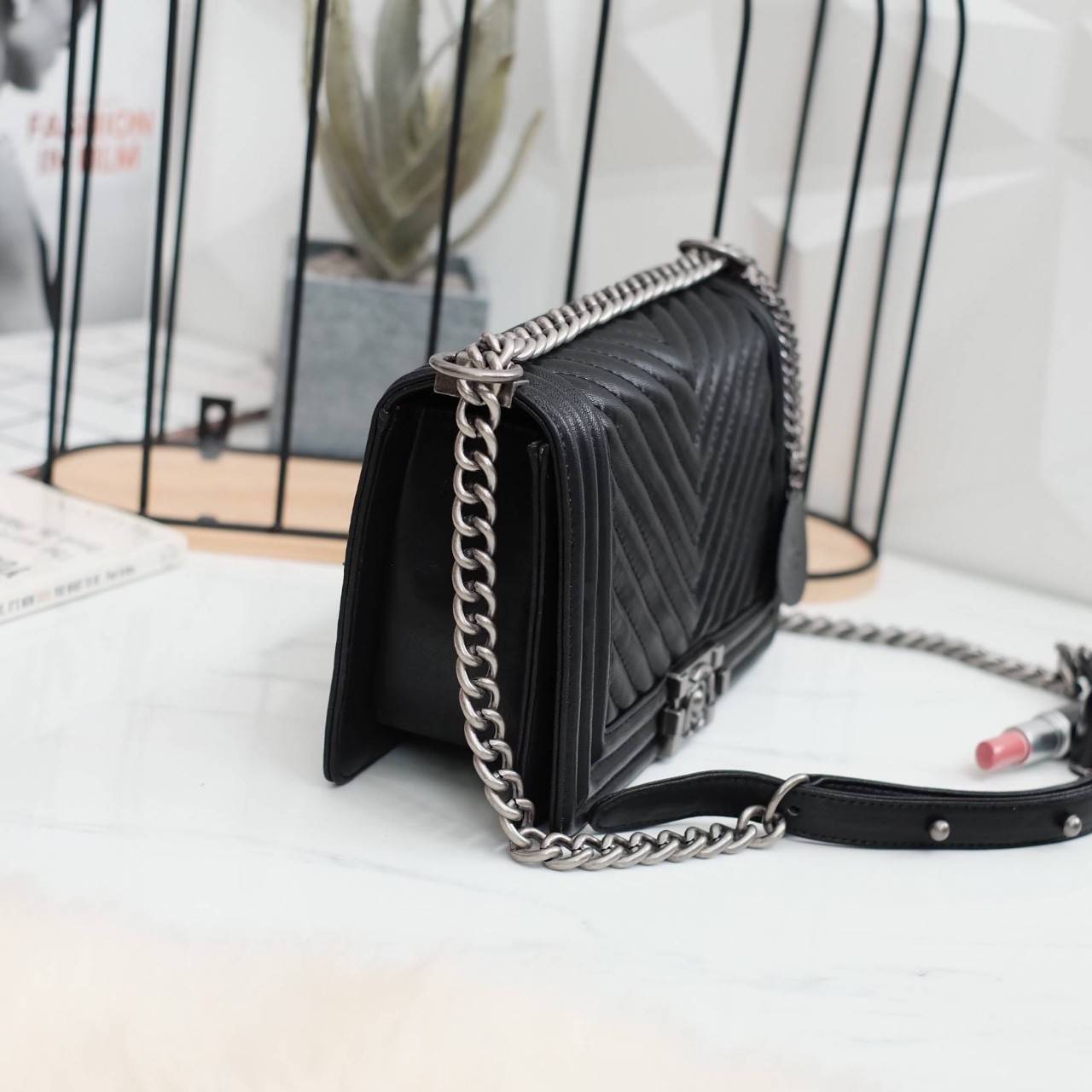 Keep chain large shoulder bag กระเป๋าทรงยอดฮิตคะ รุ่นนี้รับประกันความสวย คอลเลคชั่นใหม่ตัวกระเป๋าทำมาจากหนัง Microfiber เนื้อดี สวย ทน ขึ้นกว่าเดิมเยอะ !! ขนาดกะทัดรัด ภายในสีแดง มีช่องใส่ของจุกจิก สายโซ่ปรับได้ 2 แบบทั้งสายสั้น สายยาว สะพายพาดลำตัวได้คะ 