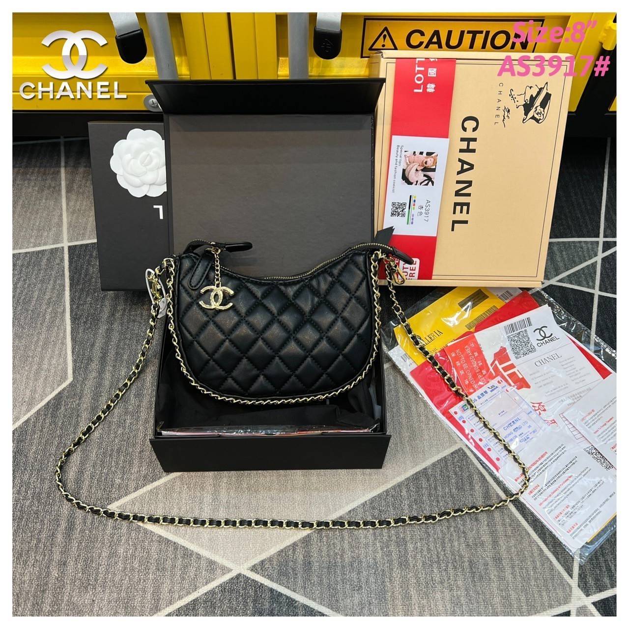 Chanel Pouch Hot item 2023 กระเป๋าสะพายกึ่งพอช ใบเล็กน่ารักน่าใช้ ถือไปไหนก็อัพลุคปัง วัสดุหนังแกะ สัมผัสนิ่มมือ หูจับในตัว ปรับได้อีกเล็กน้อย มาพร้อมสายสะพายโซ่ ความยาวกำลังดี