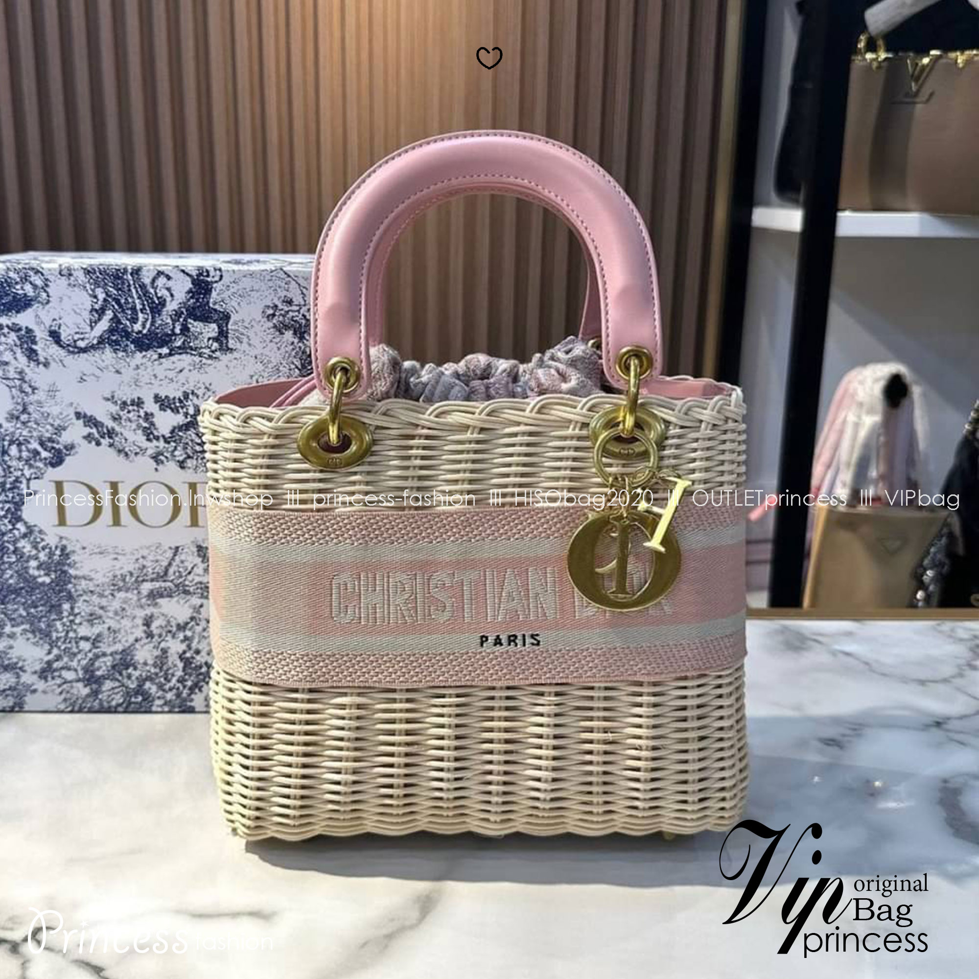 DIOR Lady Natural Wicker Bag กระเป๋าสะพายงานสาน พร้อมผ้าผูกด้านในสวยงามทรงเสน่ห์ จะถือหรือสะพายข้างด้วยสายสปอร์ตก็สวยเลิศ โดดเด่นกว่าใคร งานสวยเกินราคา คุ้มที่สุดในย่านนี้บอกเลย!!