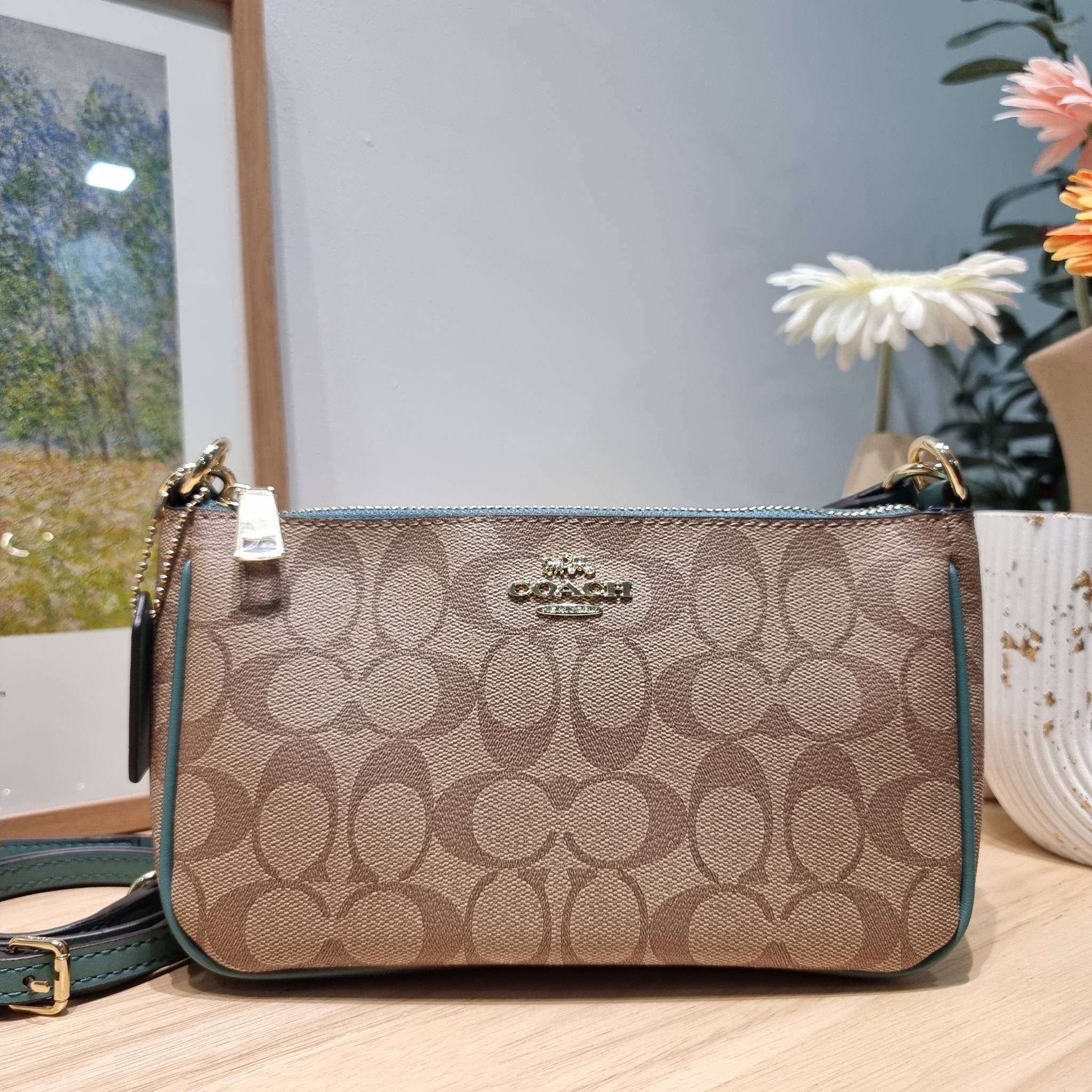 COACH TOP HANDLE POUCH F58321 พร้อมส่ง 9 สี กระเป๋าทรงพอช ยอดฮิต ยกขึ้นแท่น ด้วยดีไซน์ที่ออกมาให้ใช้งานได้ง่าย ขนาดกำลังเหมาะ