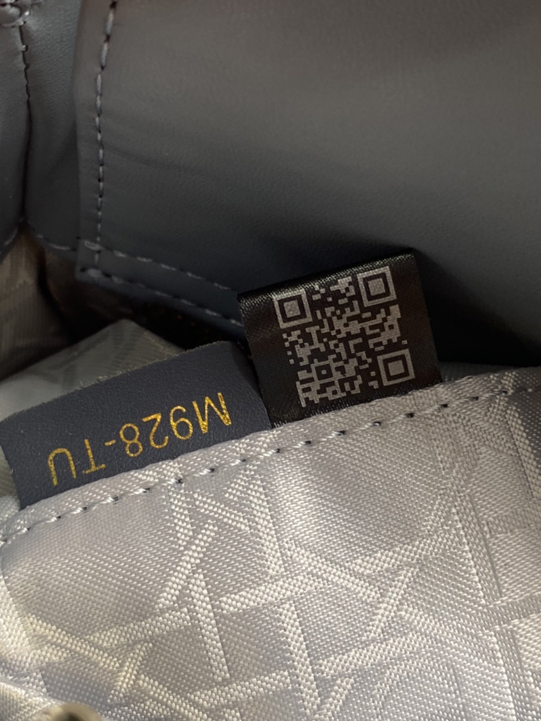 หนังแท้ DIOR LADY BAG 20cm ความสง่างามอีกหนึ่งรุ่นของ Dior รูปทรงสีเหลียม ขนาดกระทัดรัด ตั้งอยู่ทรง ฐานกระเป๋าแข็งแรง มีหมุดรองฐาน ดีไซน์ที่มีเอกลักษณ์เฉพาะตัว ด้านหน้าตกแต่งด้วยตัวอักษร D.I.R ห้อยเป็นพวงกุญแจ จะถือด้วยมือหรือสะพายไหล่ก็ดูดีมากๆ ค่ะ