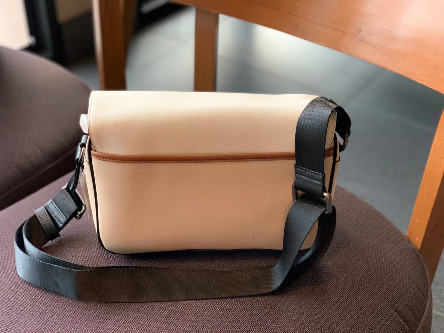 ไม่มีถือว่าพลาดมากๆ สำหรับรุ่นนี้ ใหม่เอี๋ยมเลยค่าา😘 COACH TRACK CROSSBODY IN COLORBLOCK ((4141//4021)) พร้อมส่งที่ไทย ใหม่ล่าสุดค่ะ! กระเป๋าสะพายครอสบอดี้ร์หรือสะพายข้าง หนังแท้ชั้นดีที่สุด หนังนิ่มสวยมากๆค่ะ ด้านหน้าเย็บป้ายหนังโลโก้แบรนด์ เปิดป