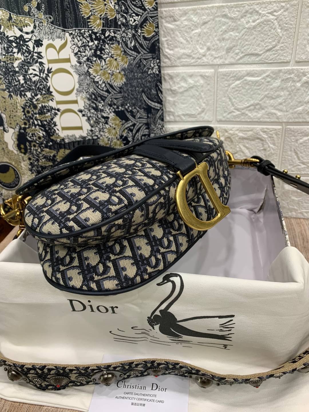 VIP GIFT CHRISTIAN DIOR Oblique Canvas Saddle Bag กระเป๋ารุ่นยอดนิยมตามแบบฉบับแบรนด์ ใช้งานได้ 2 แบบ สะพายยาว CROSSBODY และสายสั้นถือได้เก๋ๆ ลุคนี้คูลสุดๆ เลยค่าา ภาพถ่ายจากสินค้าจริง! สวยมาก พร้อมส่งที่ไทยราคาสุดคุ้ม สาวๆ ห้ามพลาดค่ะ!