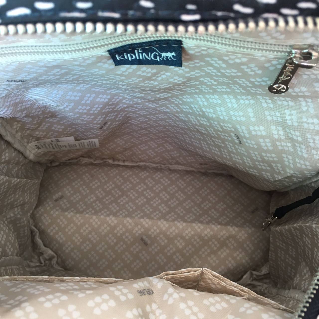 Kipling City Pack S K18014 Kipling มาพร้อมดีไซน์ทันสมัย สนุกสนาน ใช้งานได้อย่างคล่องตัว ด้วยสีและลายสุดคลาสสิก โดดเด่นด้วยพื้นที่ภายในและช่องต่างๆ ที่ให้คุณจัดเก็บของสำคัญได้ครบถ้วน