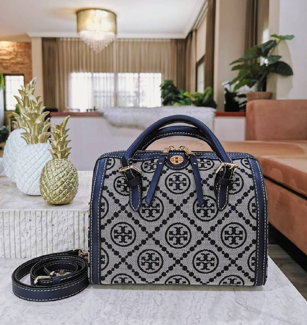 TORY BURCH FACTORY MONOGRAM JACQUARD BOSTON BAG กระเป๋าถือหรือสะพายรุ่นใหม่ล่าสุดจาก TORY BURCH FACTORY วัสดุ Woven Jacquard & Leather ในลาย Jacquard คงเอกลักษณ์แบรนด์สวยอยู่ทรงดีไซน์โดดเด่นทรง Boston เปิดปิดด้วยซิปคู่สะดวกใช้ขนาดกำลังดีใส่กระเป๋าสตางค์ยา