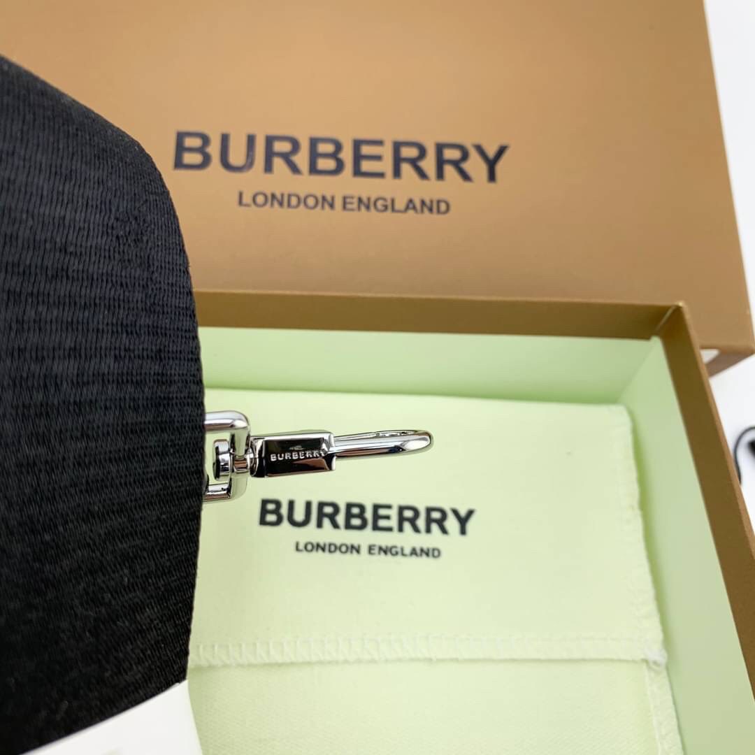 พรีเมี่ยมกิ๊ฟแท้ 💯% 】BURBERRY RYAN SMARTPHONE BAG (Unisex Small Shoulder bag) กระเป๋าใส่โทรศัพท์และของจุกจิกเล็กๆ ด้านหลังมีช่องใส่บัตร งานหนังแท้