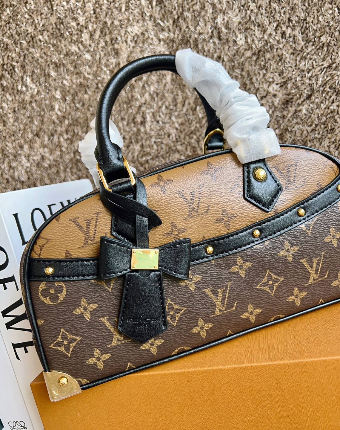 ORI หนังแท้ | LV x TM Handbag East West Murakami ซีซั่นนี้จะเป็นรุ่นไหนไปไม่ได้นอกจากรุ่นใหม่ล่าสุด พิมพ์ลายโมโนแกรมทั้งใบทรงล้ำสมัย หนังแท้นิ่มอย่างดี ประดับด้วยหมุดโลหะสีทองสุดหรูค่ะ