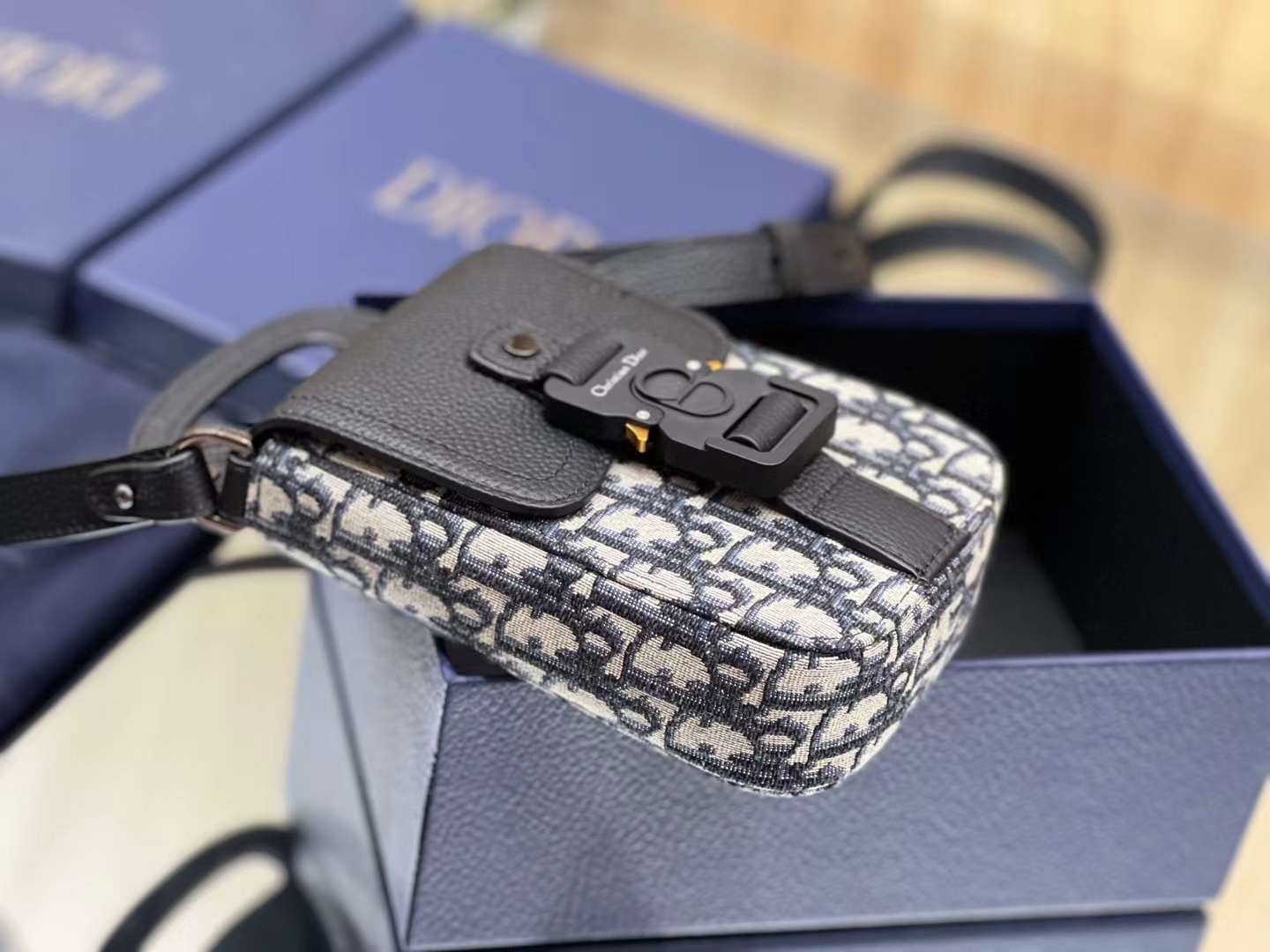 Dior Phone Oblique Bag / Dior Pouch Phone Oblique เกรดเทพออริจินอล ได้ใจหนุ่มๆไปเลยใบนี้!! หลงรักตั้งแต่แรกเห็นมีอยู่จริง!!