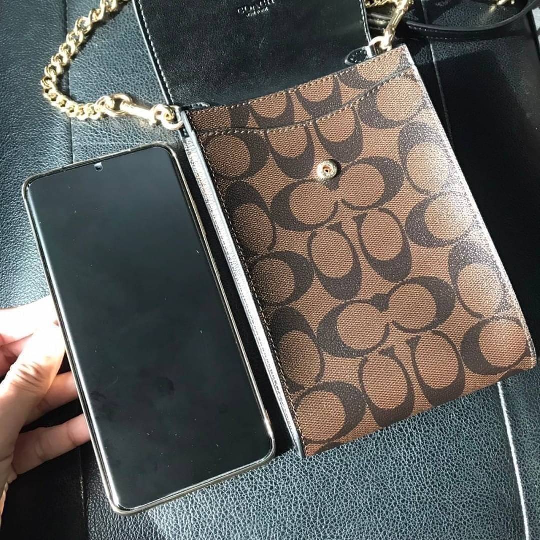 COACH RACHEL PHONE CROSSBODY IN SIGNATURE CANVAS พร้อมส่ง กระเป๋าสะพาย case phone ต้องมา ให้คุณพกพา gadget ล้ำไปได้ทุกที่ ใส่โทรศัพท์มือถือได้ทุกรุ่น ดีไซน์ใหญ่กว่าเดิม