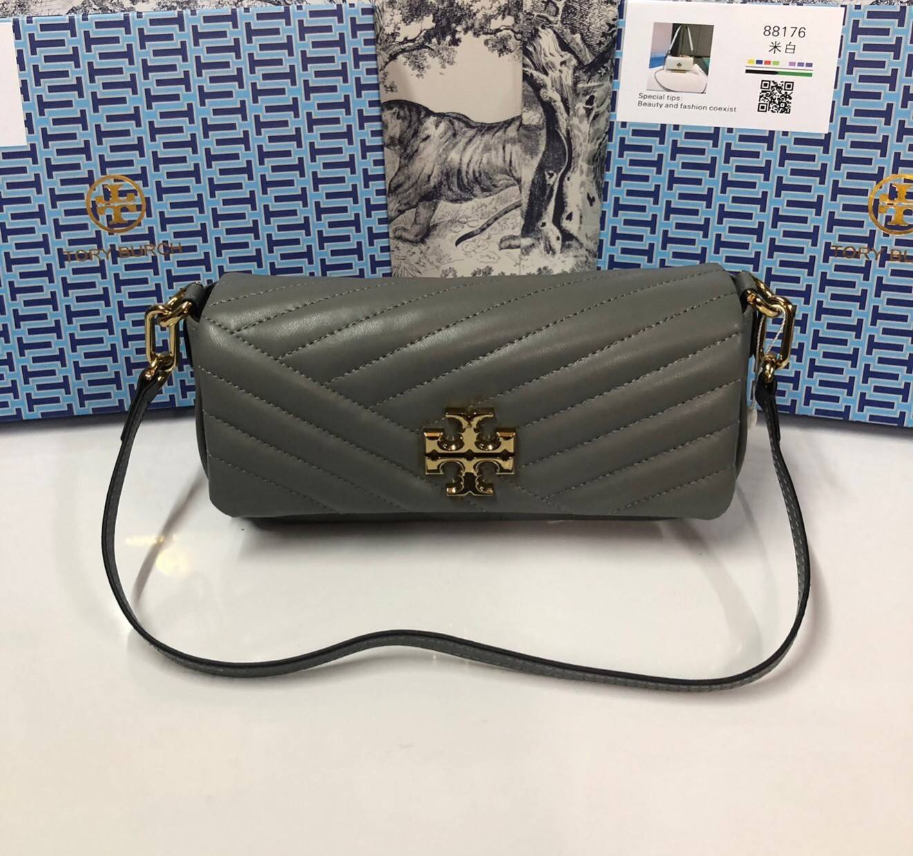TORY BURCH KIRA CHEVRON SMALL FLAP SHOULDER BAG รุ่นใหม่ พร้อมสีใหม่ มาให้จับจองแบบไม่ต้องรอพรีฯ กระเป๋าสะพาย ขนาดกะทัดรัด ไซส์สะพายคล่องตัว หรือจะคล้องไหล่ หรูๆ ลูกคุณหนูไปอีก สีผู้ดีมากๆ ดีไซน์รูปทรงคลาสสิคเฉพาะตัว วัสดุหนังแกะ สัมผัสนิ่ม เปิด-ปิดด้วยกร