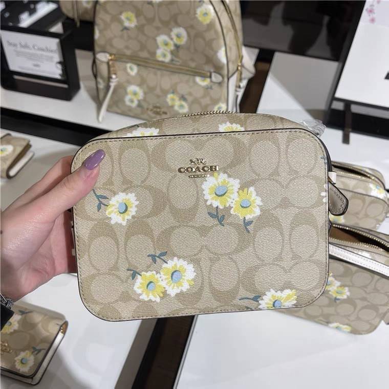 COACH C3354 MINI CAMERA BAG IN SIGNATURE CANVAS WITH DAISY PRINT คอลเลคชั่นใหม่ เอาใจสายหวาน!! กระเป๋าสะพายข้างไซส์มินิ ทรงสวยกำลังดี ดีไซน์ตกแต่งลายดอกเดซี่ คิ้วท์แบบไม่มีใครเกินแน่นอน วัสดุหนังแคนวาสเคลือบลาย เปิด-ปิดด้วยซิป สายสะพายปรับได้ตามตัว ภายในม