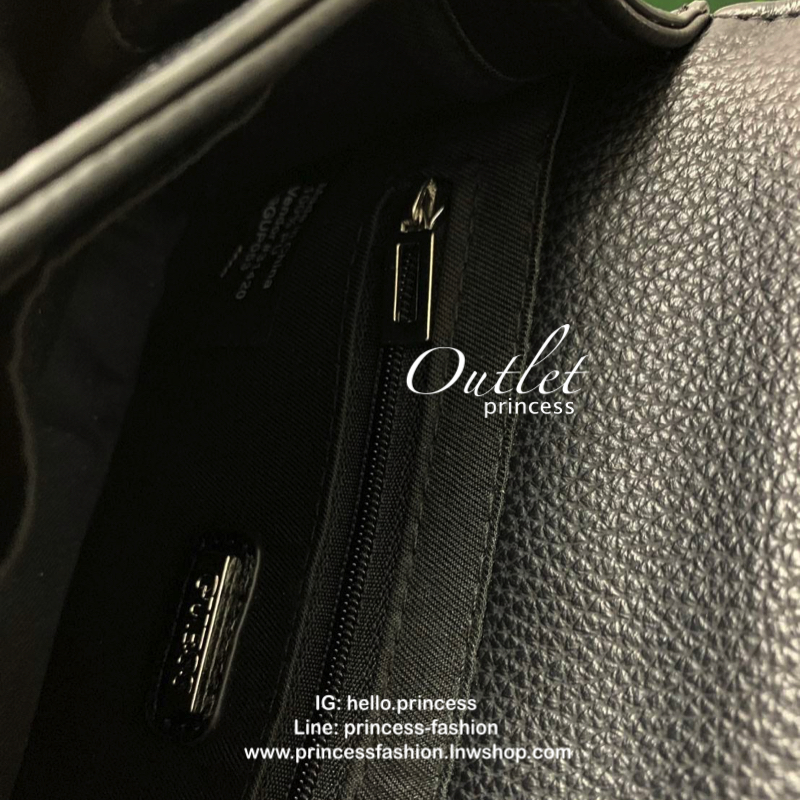 GUESS MILA STUDDED CROSSBODY BAG กระเป๋าสะพายข้างหรือแบบครอสบอดี้ร์ วัสดุลายหนังสวย หนังนิ่ม น้ำหนักเบาค่ะ ด้านหน้ามีอะไหล่โลโก้แบรนด์ พร้อมประดับหมุดดอกเล็กเพิ่มความเก๋เข้ามาให้ค่ะ เปิดปิดกระเป๋าแบบกระดุมแม่เหล็กภายในมีช่องหลักสำหรับใส่ของ สามารถใส่มือถื