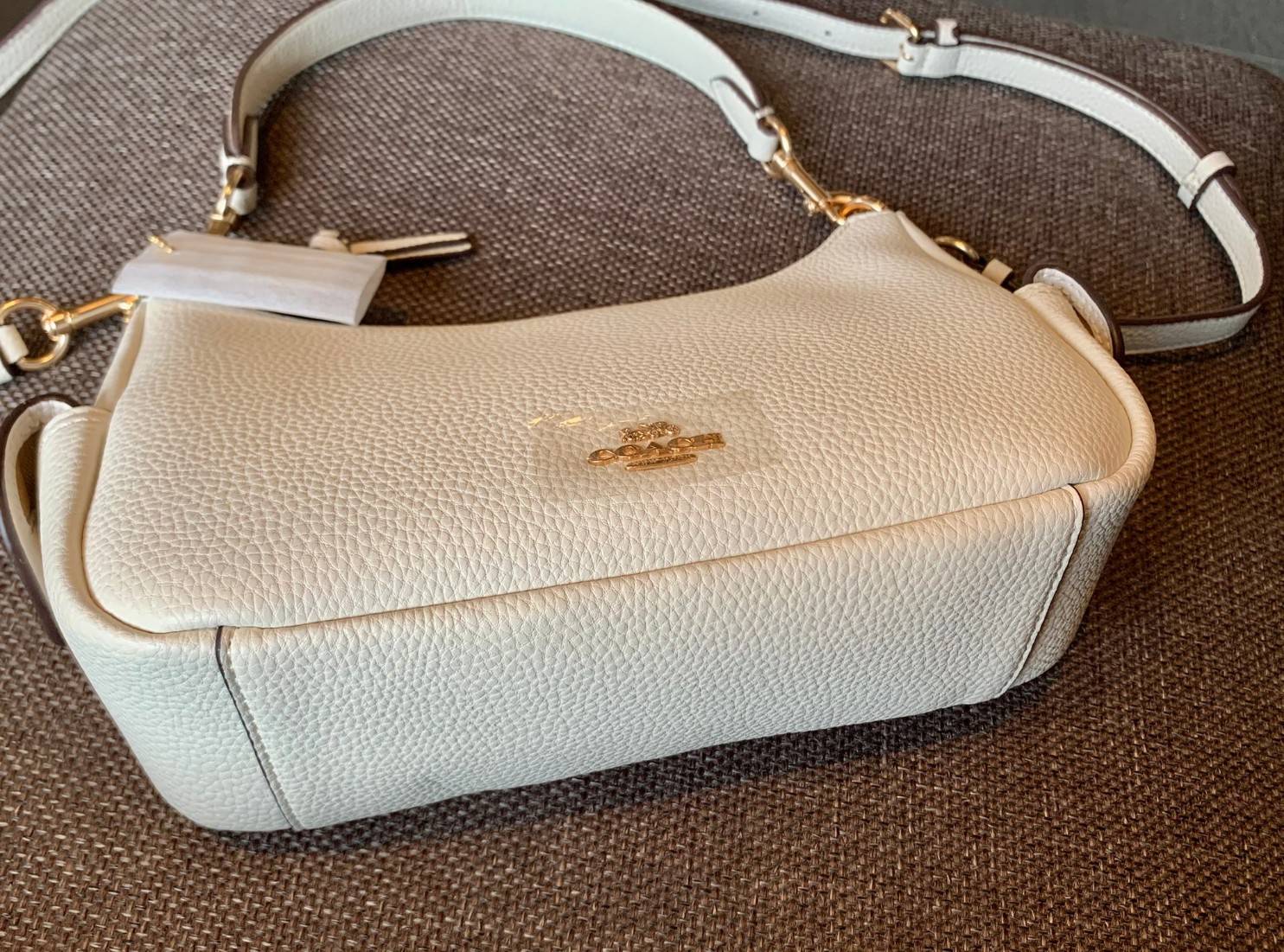 น้องออกใหม่ล่าสุดสวย หักใจไม่ลงเลยค่าา😘 COACH PENNIE SHOULDER BAG ((C7222)) พร้อมส่ง สีใหม่ล่าสุด ยังไม่มีในช๊อปไทยค่าา กระเป๋าหิ้ว//สะพายข้างได้ สุดคุ้ม! หนังแท้ชั้นดี ลายหนังสวย นิ่มมือดีมากๆค่ะ ปากกระเป๋าแบบซิปมีหนังห้อยเพิ่มความเก๋ ภายในกระเป๋