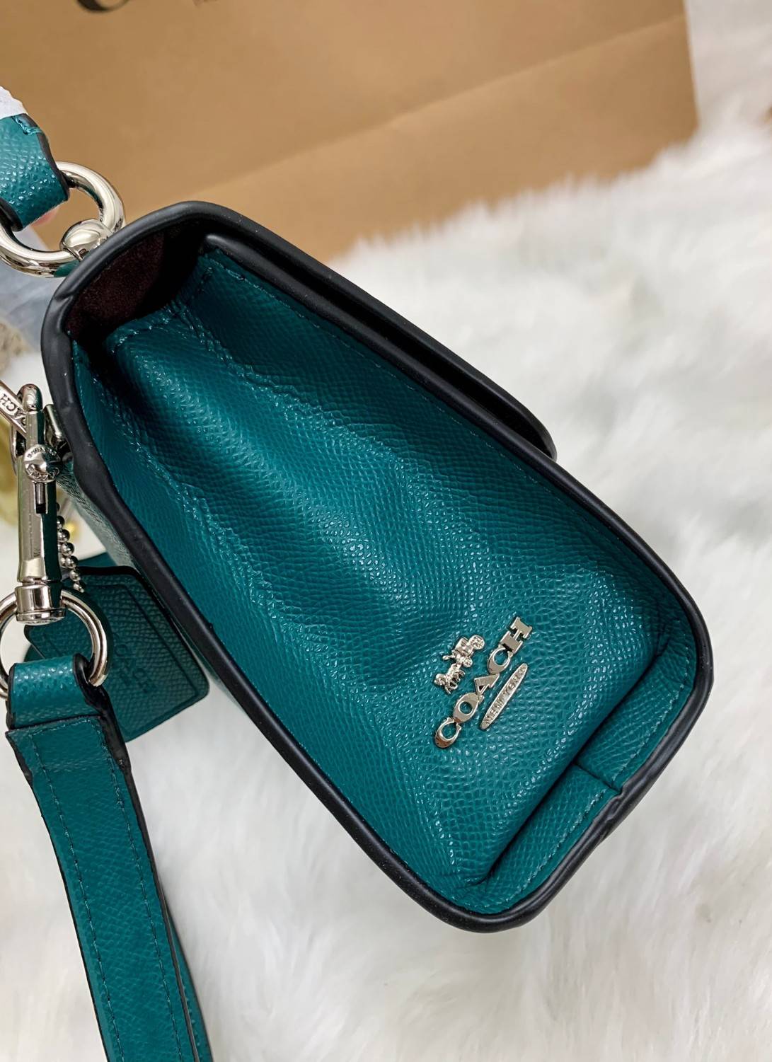 COACH TILLY SATCHEL 23 ((C1802//C1439/C1435)) พร้อมส่งที่ไทยทันทีค่ะ! กระเป๋าสะพายครอสบอดี้ร์หรือหิ้วก็เก๋ไปอีกค่ะ หนังแท้สวยงาม เปิดปิดกระเป๋าแบบหมุนล็อค ภายในมี2ช่องหลัก ใส่กระเป๋าเงินใบกลางได้;มือถือได้ทุกรุ่น;ของจำเป็นสาวๆได้ครบค่ะ;มีช่องซิปกลางและช่อ