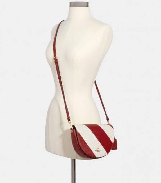 พร้อมส่งที่ไทยครบทั้ง6สีค่ะ 😘 Coach Ellen Crossbody In Signature ((C1432)) กระเป๋าทรงฮาฟมูนรูปทรงคลาสสิก ออกแบบให้มีลักษณะโค้งมน ไม่ดูเป็นทรงแข็งจนเกินไป ดีไซน์และสีของกระเป๋ายังเรียบง่าย เข้าได้กับทุกชุด สะพายครอสบอดี้ร์//สะพายข้าง หรือถือแบบคลัท