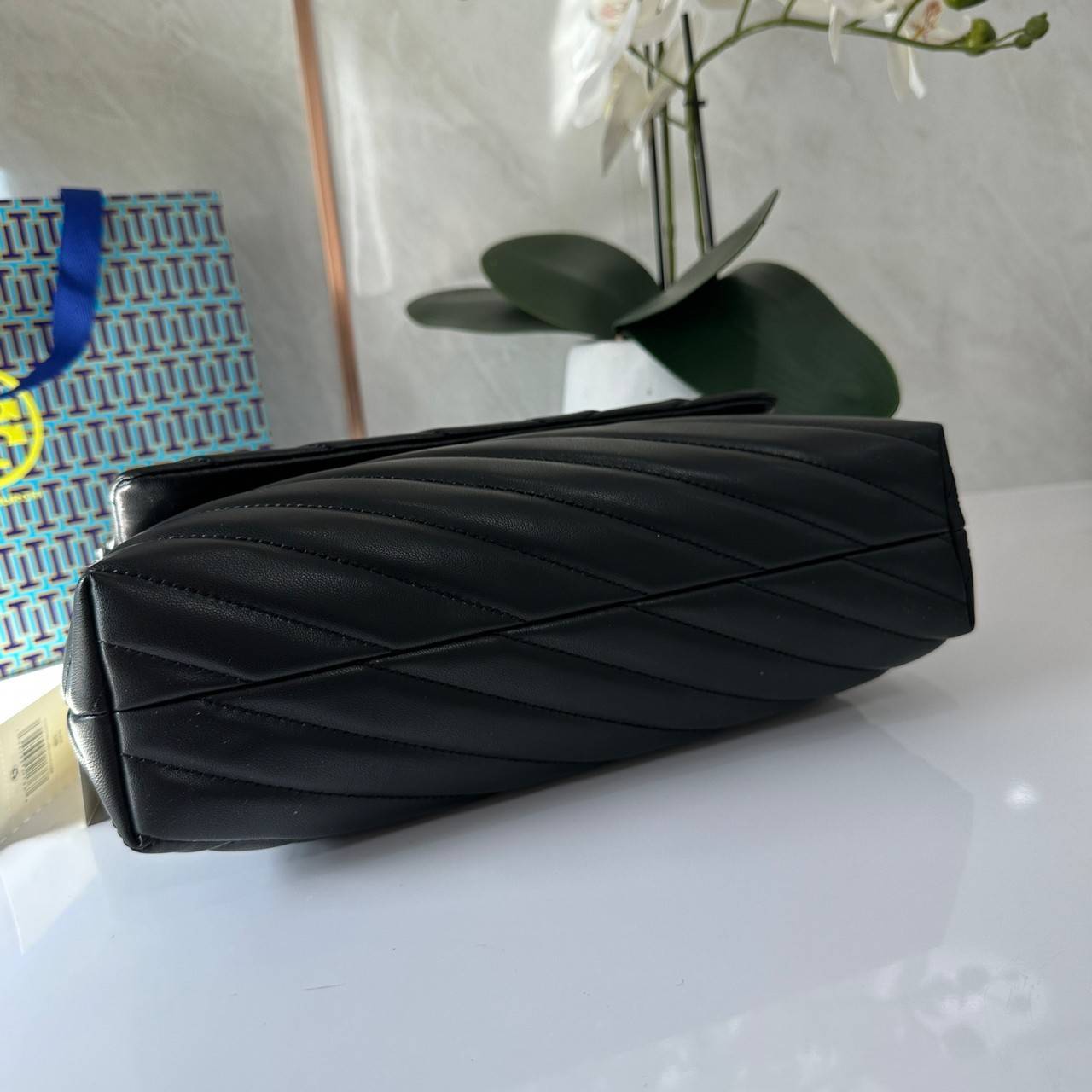 TORY BURCH KIRA CHEVRON CONVERTIBLE SHOULDER BAG กระเป๋าสะพายไซส์ใหญ่ หรูหราสุดคลาสสิก วัสดุหนังแกะทั้งใบ เปิด-ปิดด้วยกระดุมแม่เหล็ก ภายในเป็นช่องโล่ง ใส่ของสำคัญได้ครบ สายสะพายในตัวปรับได้ 2 แบบ สะพายไหล่โซ่คู่หรือจะ ครอสบอดี้ก็เริ่ดคะ