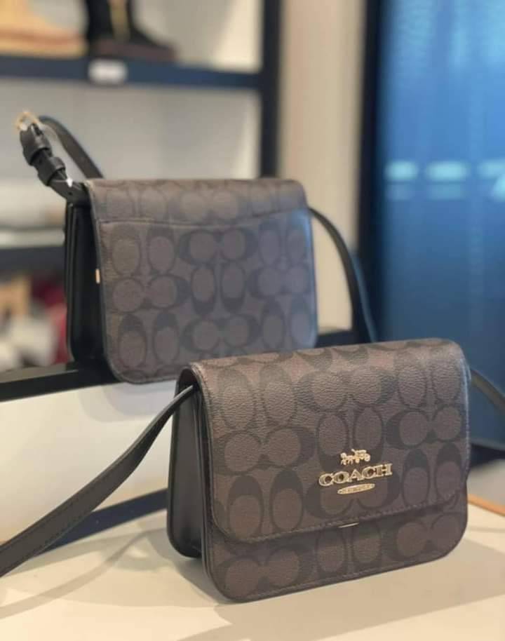 COACH BRYNN FLAP CROSSBODY IN SIGNATURE CANVAS (COACH C5633)🍁สวยหรู ทะลุ เกินเบอร์มาก//กระเป๋าสะพายข้าง หรือจะถือเป็นครัชก็เก๋แบบเลิศๆ>> มีสายยาวถอดได้ ปรับระดับได้ //วัสดุหนังแคนวาส ตกแต่งดีเทลหรูด้วยหนังแท้ และอะไหล่สีทอง งานสวย คมกริบ //เ