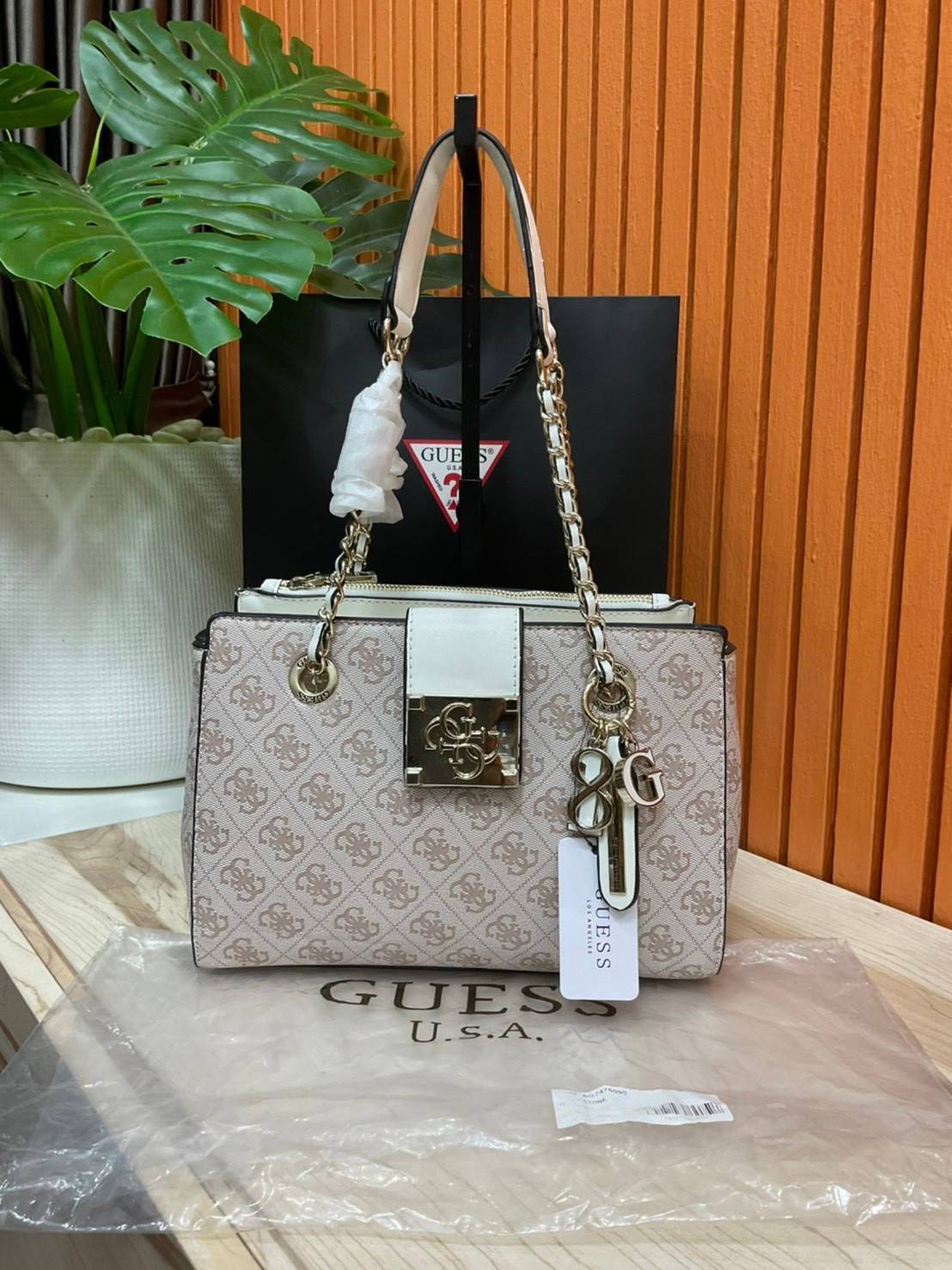 กระเป๋าสะพายไหล่ Guess Logo City Small Society Satchel กระเป๋าสะพายไหล่ ขนาดกำลังดี วัสดุ pu สวยอยู่ทรง มาพร้อมพวงกุญแจน่ารักๆ ถอดออกได้ ด้านหน้าประดับโลโก้แบรนด์ เปิดปิดด้วยซิป มี 2 ช่องหลักใช้งาน ภายในช่องซิปหน้าแยกเป็นสัดส่วนการใช้งาน ซิปช่อง 2 โล่งกว้