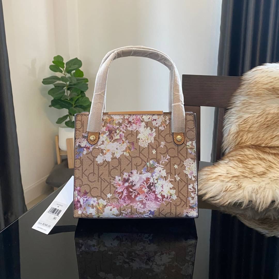 CALVIN KLEIN JEANS crossbody bag กระเป๋าถือหรือสะพาย ลายซิกเนเจอร์แบรนด์ทั้งใบ มีหูจับสำหรับถือ เปิด-ปิดกระเป๋าด้วยกระดุมแม่เหล็ก ด้านในโล่งกว้างมีช่องเล็กและช่องซิปสำหรับใส่ของจุกจิก ซับในลายแบรนด์อย่างดี มาพร้อมสายสะพายยาวปรับระดับได้ สามารถใช้ได้หลากหล