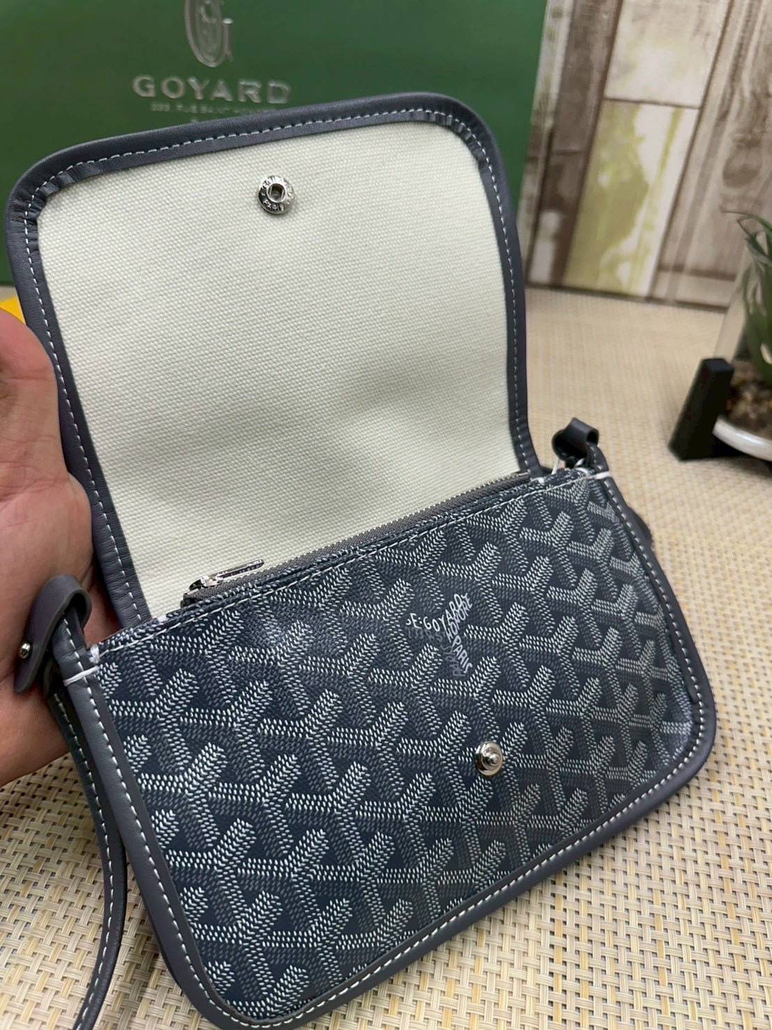 พร้อมส่ง 10 สี ORI หนังแท้ | GOYARD Plumet pouch-wallet กระเป๋าสะพายใบเล็กกะทัดรัด ดีไซน์กระเป๋าสตางค์ Plumet ดีไซน์มาพร้อมช่องใส่เหรียญ ธนบัตร และบัตรต่างๆ