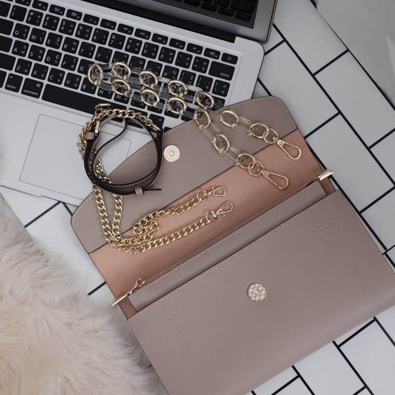 คลัชมาใหม่ สัปดาห์นี้ค่า ‘ Stair ‘ Clutch bag ✔️รอบนี้เข้าเพิ่มอีก 5 ลายเลยน๊า หลังจากปล่อยคอลเลคชั่นแรกออกไปแล้วได้รับความนิยมมากๆ รอบนี้จัดเฉดสีกลางๆ ให้แมทช์ง่ายกับชุดด้วยค่า **หนังวัวแท้ค่า
