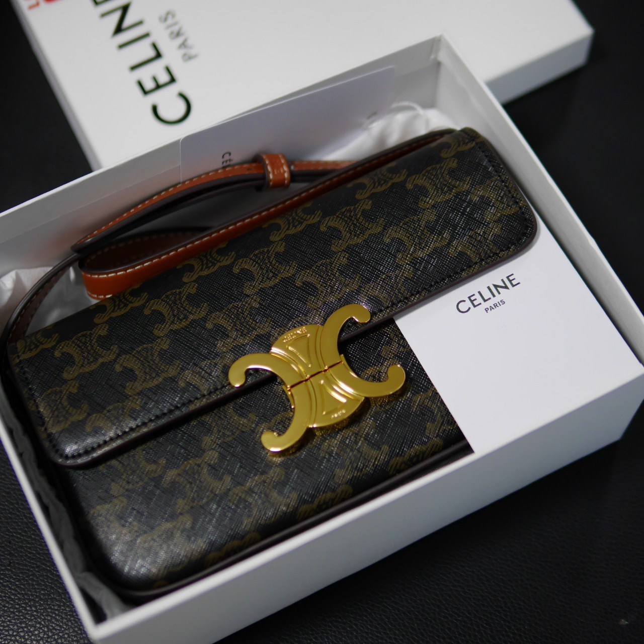 พร้อมส่งที่ไทยแล้วกับ CELINE TRIOMPHE SHOULDER BAG หนังทั้งใบลายสวยหรู ด้านในเปิดด้วยด้วยที่บีบโลโก้อะไหล่ทอง จุของได้กำลังดี ใส่โทรศัพท์ กระเป๋าสตางค์ใบสั้น ของจุกจิกได้ เหมาะกับสาวๆในวัน