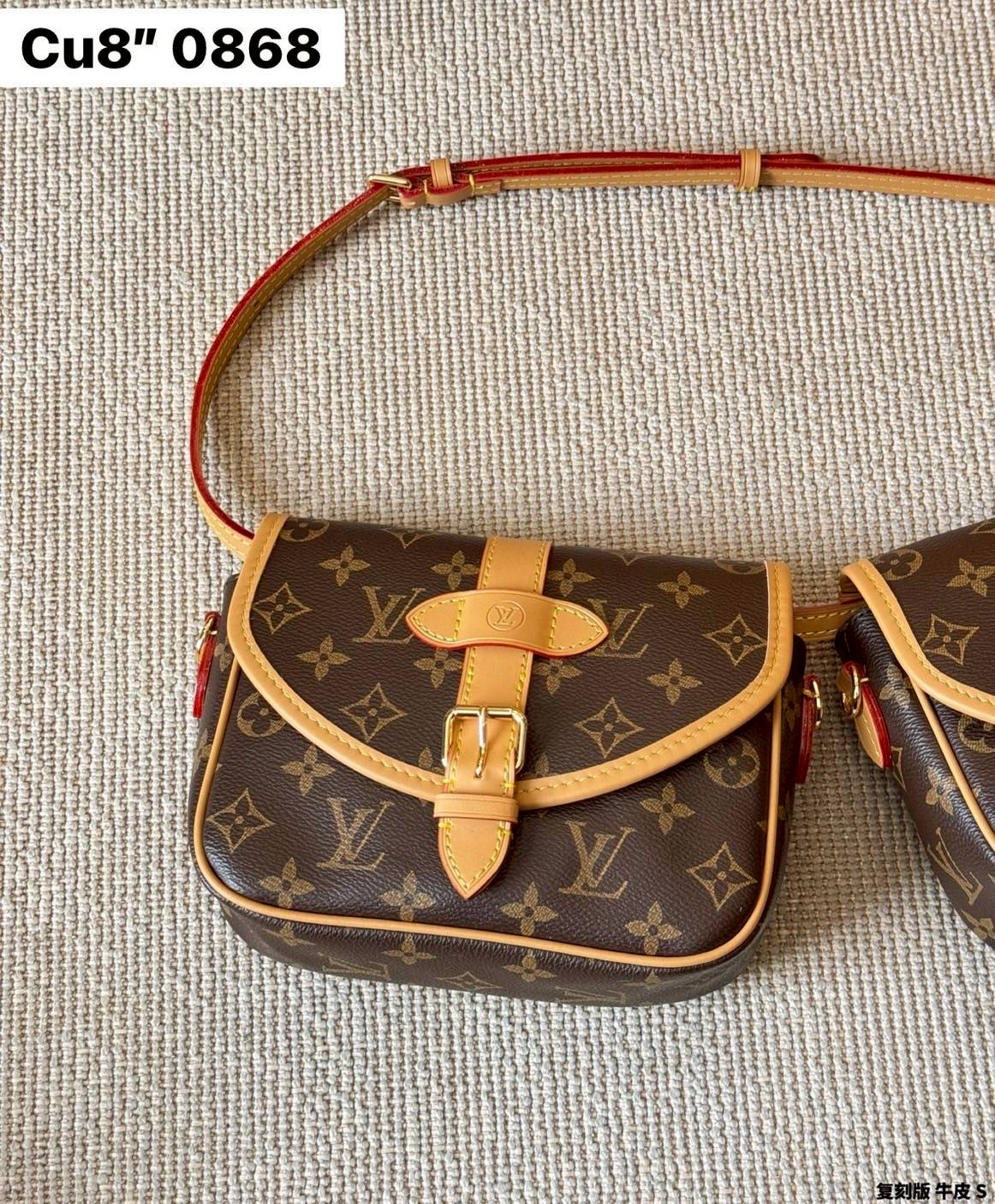 LV Marilyn White Multicolor Monogram Canvas Shoulder Bag สุดคุ้มกับกระเป๋าดีไซน์ใหม่ จัดคู่ดูโอ้ ได้ 2 ใบในราเดียว ปรับใช้งานได้ทั้งคาดเอวหรือสะพายได้ มาพร้อมสายสะพาย 2 แบบ ทั้งสายหนังและสายโซ่ คุ้มยิ่งกว่าอะไรทั้งหมดเลยค่า