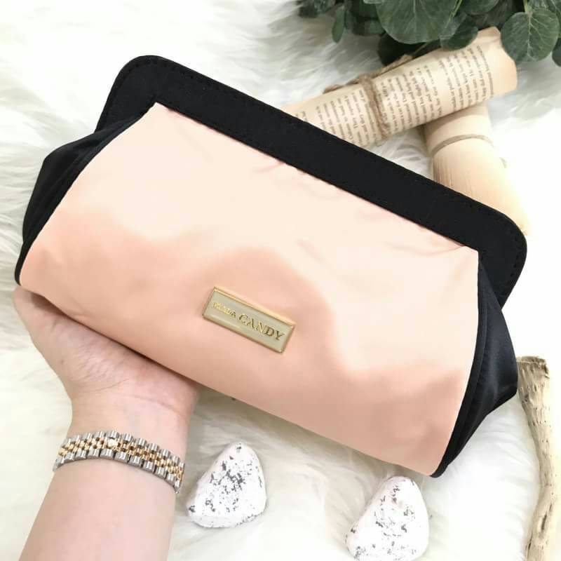 PRADA CANDY COSMETIC BAG GIFT WITH PURCHASE (GWP) จากเคาน์เตอร์ต่างประเทศรุ่น Limited Satin Material ทรง cluth ขนาดกำลังน่ารัก ด้านหน้ามีโลโก้ brand เปิดปิดด้วยแถบเเม่เหล็กซ่อนที่ปากกระเป๋า ซับใน Polyester มีช่องแบ่งสามารถใส่เครื่องสำอางค์ เครื่องเขียน เค