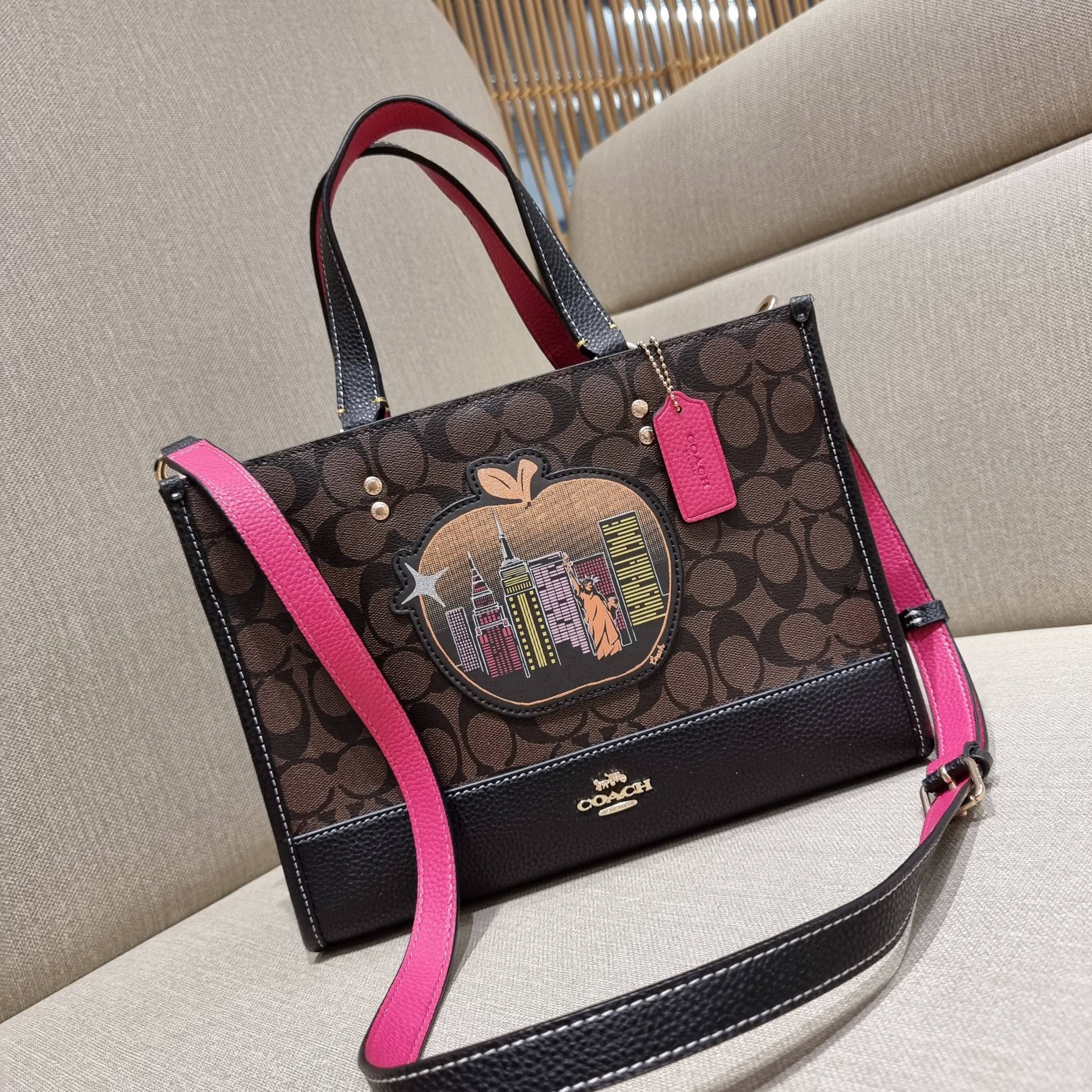 OUTLET 】COACH C6921 DEMPSEY CARRYALL IN SIGNATURE CANVAS WITH SOUVENIR SKYLINE APPLE ใหม่ล่าสุด จัดใหญ่ให้ไปเลย!! กระเป๋าทรงโท้ทไซส์ใหญ่กำลังสวย ใส่ของได้แบบจุๆ โดดเด่นด้วยโลโก้สุดหรู วัสดุหนังแคนวาสคุณภาพดีสลับหนัง pepble ภายในกระเป๋าเป็นช่องโล่ง ใส่ของส