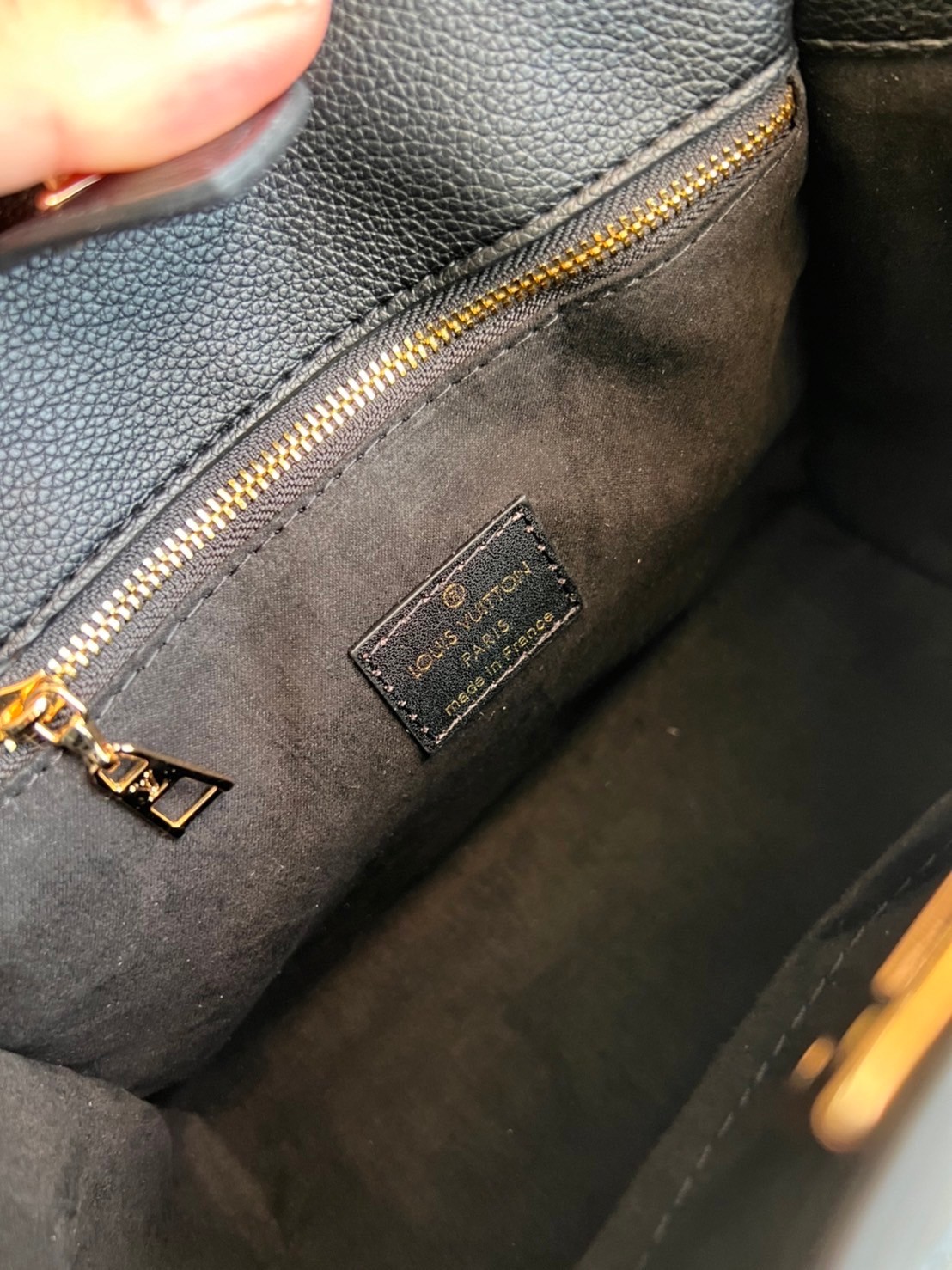 หนังแท้ LV On My Side PM กระเป๋าโท้ทขนาดกะทัดรัดที่ผลิตจากหนังลูกวัวเนื้อนุ่ม เกรดออริจินอล ภาพสินค้าถ่ายจากงานขายจริง ใช้งานต่างประเทศได้