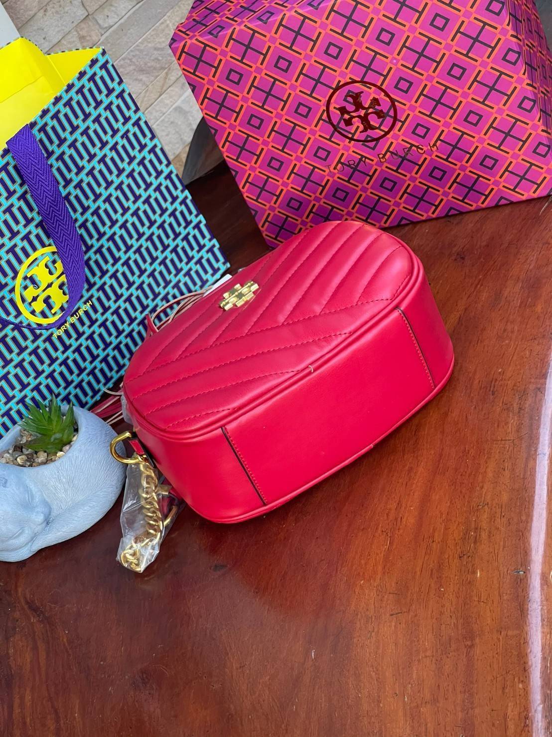 Tory Burch KIRA CHEVRON SMALL CAMERA BAG สาว ๆ ลุคคุณหนูไม่ควรพลาด Collection นี้เลยนะคะ เพราะ Kira Chevron เป็นรุ่นที่ตอบโจทย์และครองใจสาว ๆ ได้อย่างแท้จริง