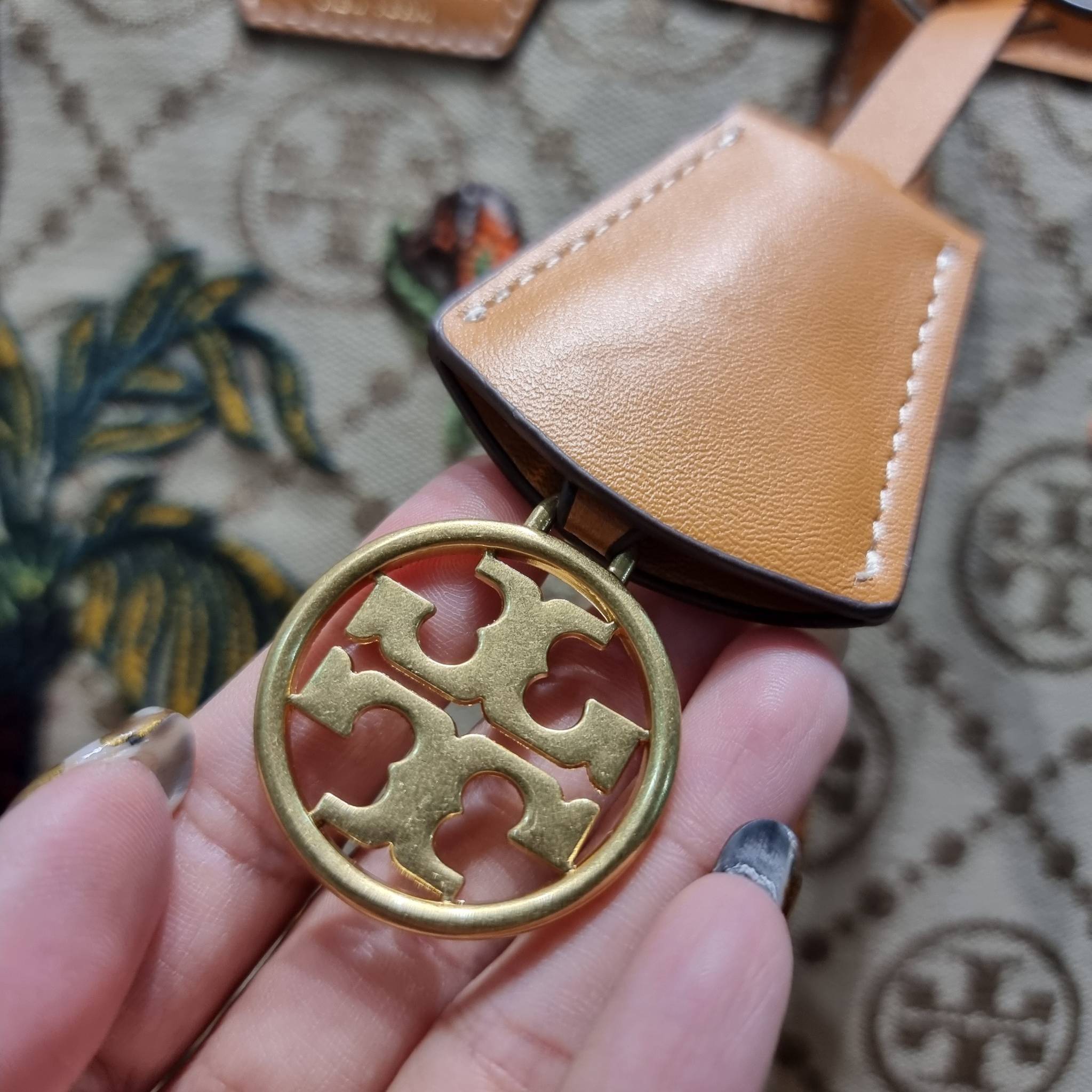 TORY TOTE BAG / TORY BURCH PERRY EMBROIDERED T MONOGRAM TRIPLE-COMPARTMENT TOTE BAG ใหม่ล่าสุด กับกระเป๋าทรงโท้ทใบใหญ่ ลวดลายโมโนแกรมสุดคลาสสิคที่ถูกดีไซน์รังสรรค์ด้วยงานปักสุดชิค น่าใช้ใจฟูแค่แรกเห็น ดีเทลดีงาม