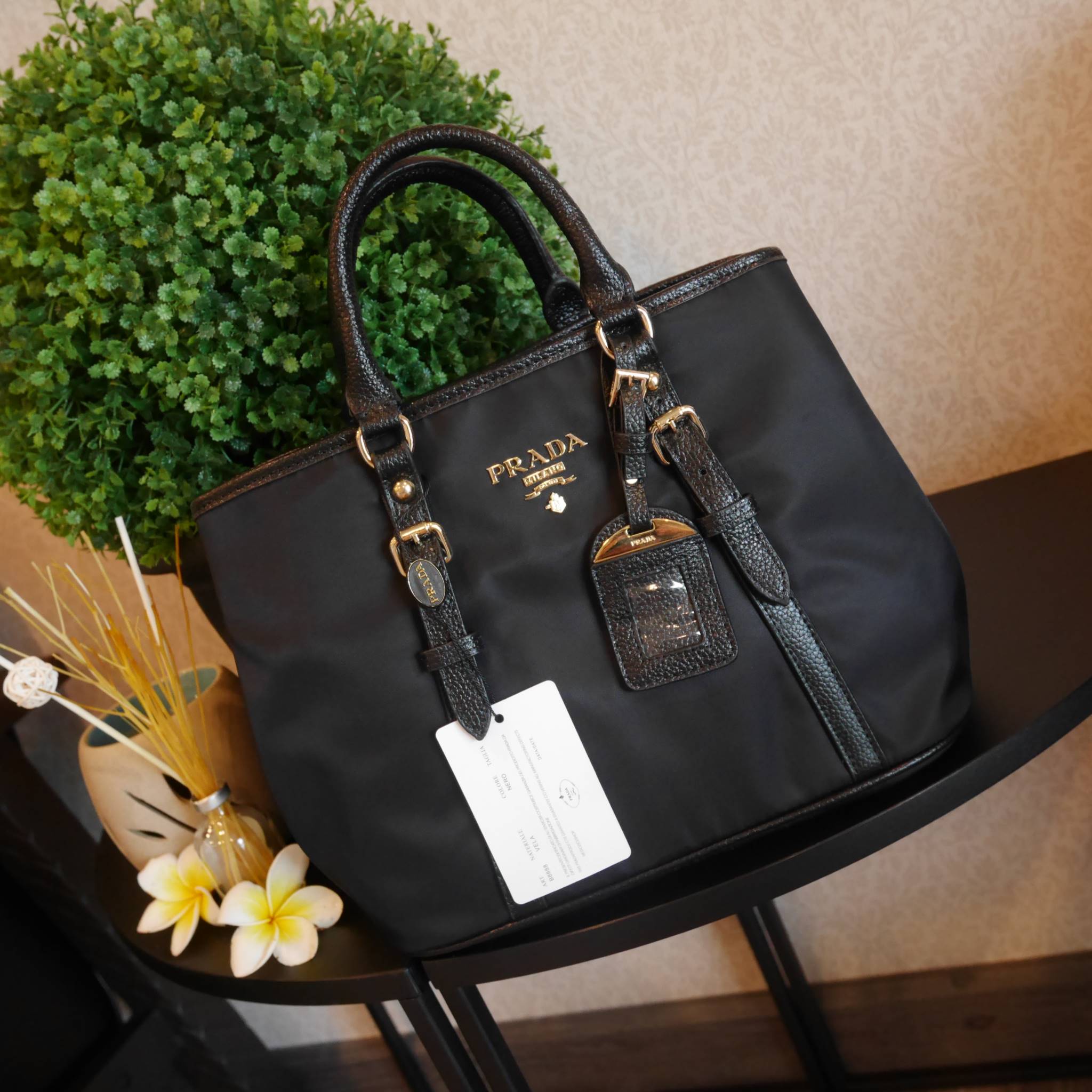 สาวๆที่มองหา กระเป๋าสะพายสวยเก๋ *ที่ใช้ได้สองทรง ทางร้าน ขอแนะนำค้า งานพรีเมี่ยมกิ้ฟ จากเคาเตอร์ต่างประเทศค่ะ รุ่น Limited edition ค่า กระเป๋าสะพาย จากแบรนด์ PRADA เป็น กระเป๋าผ้าไนล่อน สลับหนัง สะพายไหล่ได้ สามารถปรับระดับที่สายสะพายไหล่ได้ และสามารถปรับ